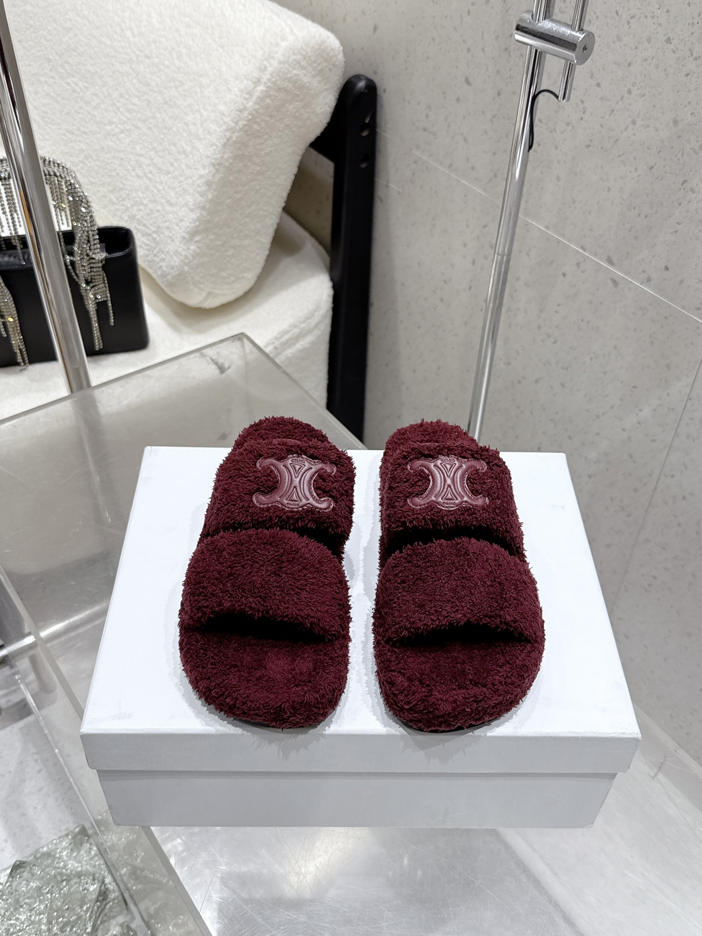 NO:489072,Celine/Celine 25WF new autumn and winter products Arc de Triomphe, the Arc de Triomphe, which is directly filled with the atmosphere of autumn and winter. The fashionable winter secrets that look good to whoever wears it looks good!  The touch is as warm and soft as the warm sun in winter. The iconic Arc de Triomphe embossed, exquisite and high-end, as if telling the classic heritage of the brand. The thick-soled design quietly hides the trick. It not only elongates the leg lines in an instant. Whether it is paired with wide-leg jeans to create a casual French street style or wear a long skirt to create a lazy and elegant temperament, it can be perfectly adapted and becomes the finishing touch of the styling. It uses original custom terry cloth size35-39 (customized by 40), fur shoes and slippers, celine, slippers, skirts, jeans19860909Celine /塞琳25WF秋冬新品凯旋门毛拖 秋冬氛围感直接拉满的凯旋门毛拖 时髦精的冬日秘籍谁穿谁好看！ 触感如冬日暖阳般温暖又柔软 标志性的凯旋门压花 精致又高级 仿佛在诉说着品牌的经典传承. 厚底设计悄悄藏着小心机 不仅瞬间拉长腿部线条 无论是搭配阔腿牛仔裤 营造随性的法式街头风 还是穿上长裙 打造慵懒优雅的气质, 它都能完美适配 成为造型的点睛之笔 采用原版定制毛巾布 size35-39（40定制）,毛毛鞋拖鞋,celine,slippers,skirts,jeans,Women's Shoes