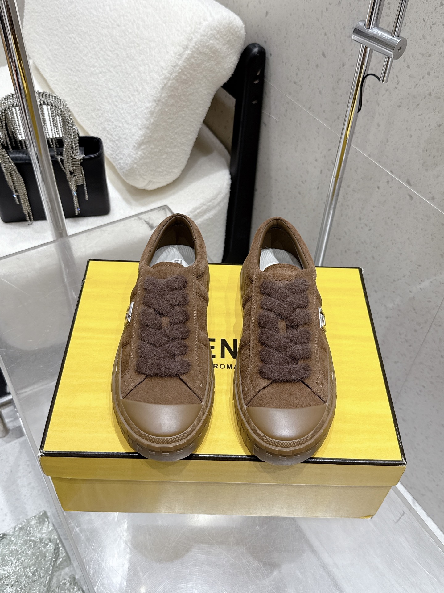 NO:489024,Fendi's new couple's shoes casual sneakers, classic FF mark on the side, beef tendon leather upper, super good and versatile, the inner lining is lightweight, comfortable and versatile, original TPu outsole, size, 35-45 (size 40 for women, custom-made for men, no return or exchange), casual shoes/sports, fendi, fendi, sneakers, sheepskin19860909Fendi芬迪新款情侣款板鞋休闲运动鞋 侧面经典FF标 鞋面牛筋皮 超好看百搭 内里采用羊皮内里 轻便 舒适百搭 原版TPu大底 码数,35-45（女40码 男45定做不退换）,休闲鞋/运动鞋,fendi,fendi,sneakers,sheepskin,Women's Shoes