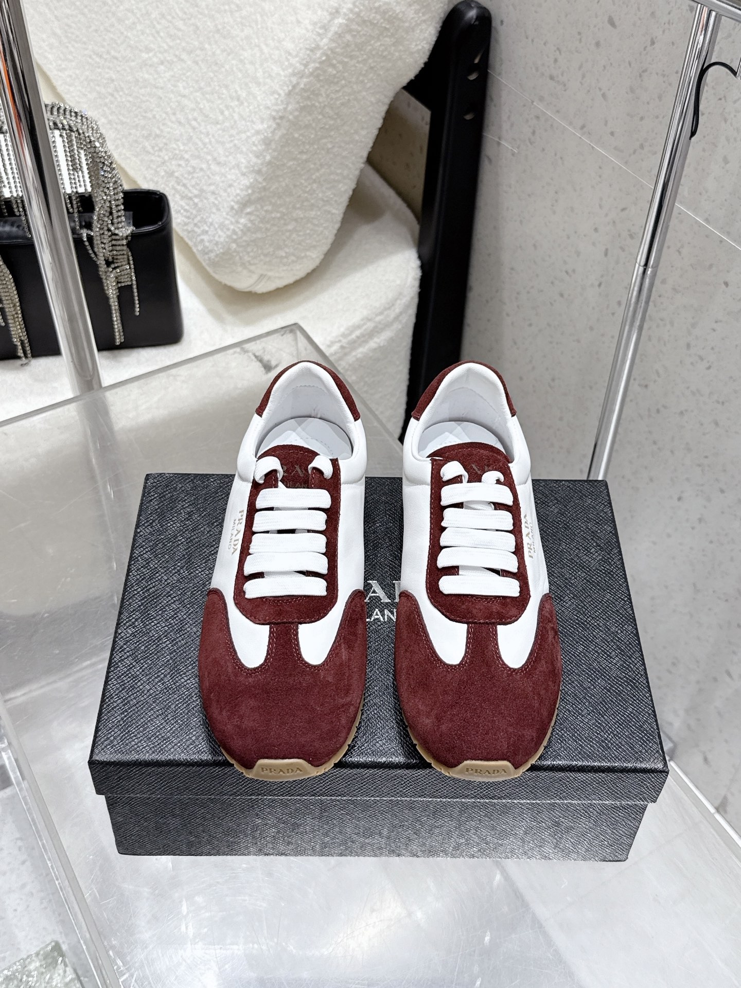 NO:489017,Top quality Prada 25ss new Forrest Gump shoes German training high-end suede, inspired by retro, new interpretation of classic, light, comfortable and breathable essential items for the four seasons. Whether it is matching or style switching, no pressure! Speaking of comfort, these shoes are also quite outstanding! Suede material makes the feet softer and suitable for long-term wear, and you won’t feel tired even when shopping. This detail really touched me!  High mercerized beef velvet inner sheepskin outsole: two-color TPU outsole Size# women's 35-40 (40 41 custom made without return), casual shoes/sports shoes, prada, prada, sneakers, sheepskin, chamois leather19860909顶级品质 Prada 普拉达 25ss新款 阿甘鞋 德训 高级绒面打造,灵感来自复古,全新演绎经典,轻便、舒适、透气的四季必备单品 无论是搭配还是,风格切换毫 无压力!说到舒适感,这双鞋也是相当出色!麂皮材质让脚感更柔软,适合长时间穿着,即便是逛街也不会觉得累.这个细节真是打动了我！ 材质高丝光牛反绒 内里羊皮 大底:双色TPU大底 Size#女35-40（40 41订做不退换）,休闲鞋/运动鞋,prada,prada,sneakers,sheepskin,chamois leather,Women's Shoes