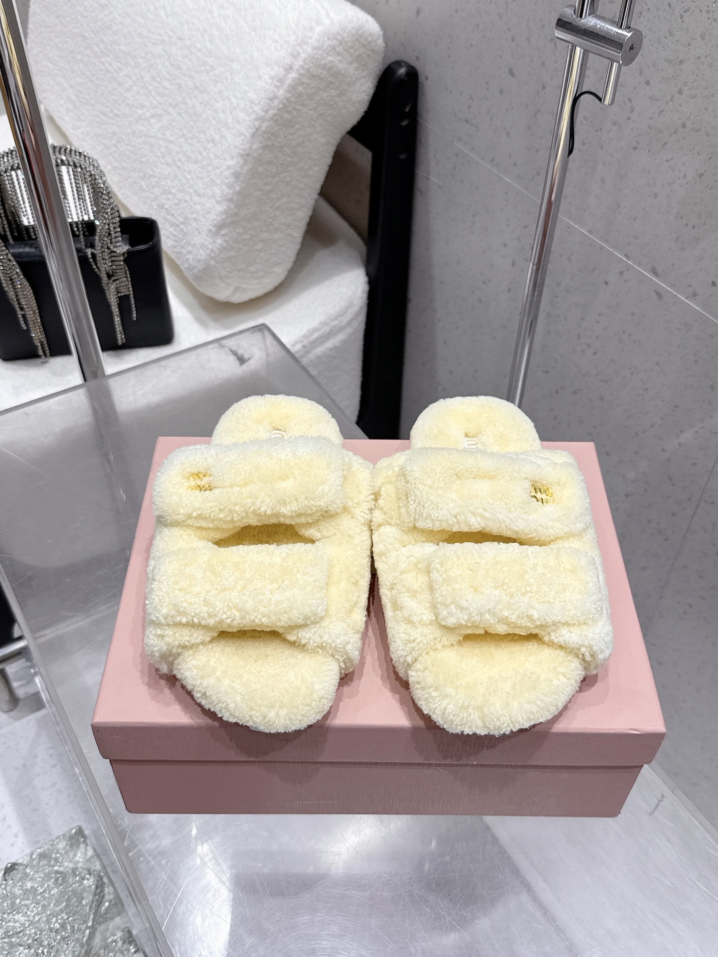 NO:489067,Miumiu wool drag, real material, latest model, 25 new wool slippers, open the mold and instantly sell all the versions of European and American celebrities and internet celebrities, fashionable and versatile trendy wool drag, European imported A-grade wool, consistent with the original, all full shoes are made of pure wool, upper and footbed logo are mixed-bred sheepskin, outsole, TPU material bottom is the same as the original, wear-resistant and non-slip Size: 35-40 (41 42 customized, non-return and exchange), fur shoes slippers, miumiu, slippers, sheepskin19860909miumiu毛拖 真材实料 最新款 25新款羊毛拖鞋 开模秒杀市场一切版本欧美名媛明星、网红的大爱款 时尚百搭潮流毛拖欧洲进口A级羊毛 与原版一致满鞋全部采用纯羊毛 鞋面和垫脚logo采用混种羊皮 大底与原版一样的TPU材质底片耐磨防滑 码数:35-40（41 42定做不退换）,毛毛鞋拖鞋,miumiu,slippers,sheepskin,Women's Shoes