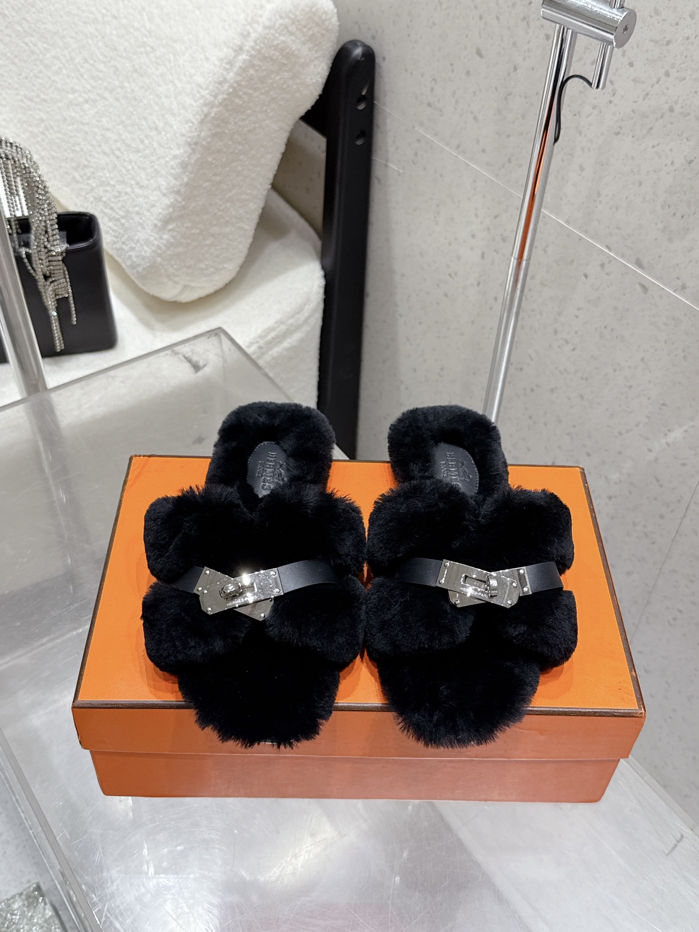 NO:489062,Hermes 2025ss new flat-soled H-wool slippers The lamb fur is particularly soft ~ the feet look very white ~ soft ~ super comfortable ~ wearing barefoot and socks is even more fashionable ~ a must-have for autumn and winter ~ outdoor home. It looks good at any time... The upper imported lamb fur is soft, smooth, elastic, and has a very good warmth. The foot pad imported lamb fur is out of the sole A-grade Italian leather sole, which is different from the market currency!  The high-end quality is absolutely different!  Size 35-39 (40.41.42 custom made without return), fur shoes and slippers, hermes, hermes, slippers, Leather soles, socks19860909Hermes 爱马仕 2025ss新款平底H毛毛拖鞋 羊羔毛特别柔软～上脚十分显白～软绵绵的～超级舒服～光脚穿、配袜子更是不一样的时髦感～秋冬必备款～室外居家.随便搭都好好看…… 鞋面进口羊羔毛、柔软、顺滑、有弹性,保暖性也特别好. 垫脚进口羊羔毛 大底A级意大利真皮大底 区别市场通货！高端品质绝对不一样！ 码数35-39（40.41.42定做不退换）,毛毛鞋拖鞋,hermes,hermes,slippers,Leather soles,socks,Women's Shoes