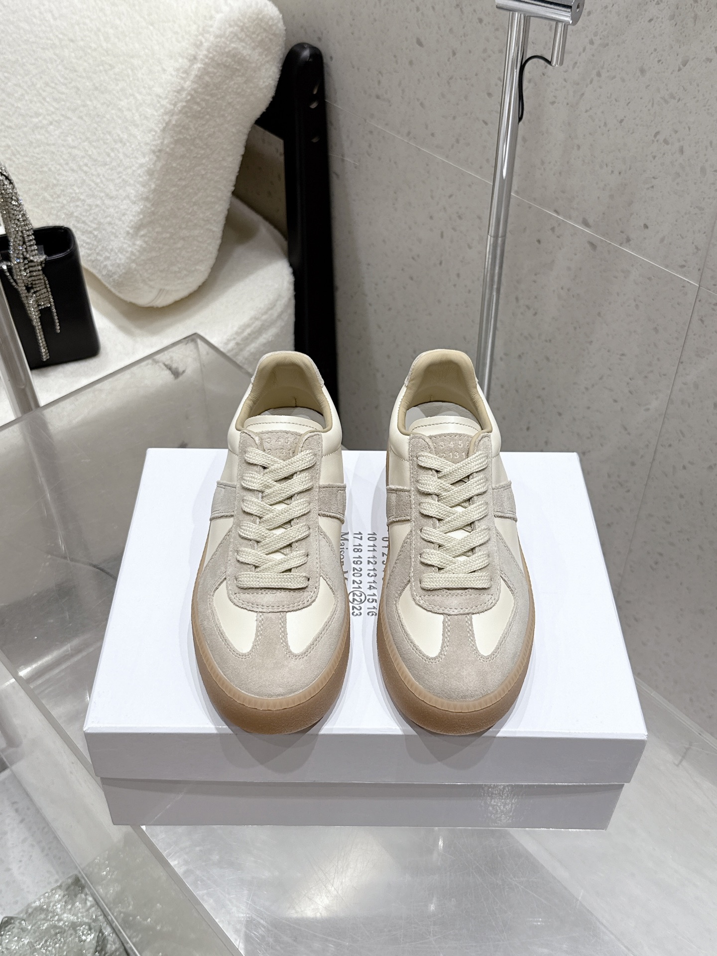 NO:489056,MaisonMargiela MM6 MaisonMargiela Thick Sole German Training Shoes Casual Sports Shoes Original Purchase and Development Made Production Genius Designer Brand, a light luxury brand This German training shoes continues the classic T-shaped genuine leather splicing design. After many careful improvements by the design team, comfort and texture are parallel to each other, easy to control any matching of all seasons. Delivery counter exquisite packaging Fabric cowhide/Niujing Neil sheepskin Outsole original mold opening rubber material Sole thickness 5CM Size women's 34-40 (34 40 custom made without return or exchange), casual shoes/sports shoes, masion margiela,masion margiela,sneakers,cowhide,sheepskin19860909MaisonMargiela MM6 马吉拉 厚底 德训鞋 休闲运动鞋 原版购入开发 做货 鬼才设计师品牌,一个轻奢品牌 这一款德国训练鞋延续了经典的T形真皮拼接设计,经过设计团队多次的精心改良,舒适与质感并行,轻松驾驭四季穿着任何搭配 配送专柜精美包装 面料牛皮/牛京 内里羊皮 大底原版开模橡胶材质 底厚5CM Size女款34-40（34 40定做不退换）,休闲鞋/运动鞋,masion margiela,masion margiela,sneakers,cowhide,sheepskin,Women's Shoes