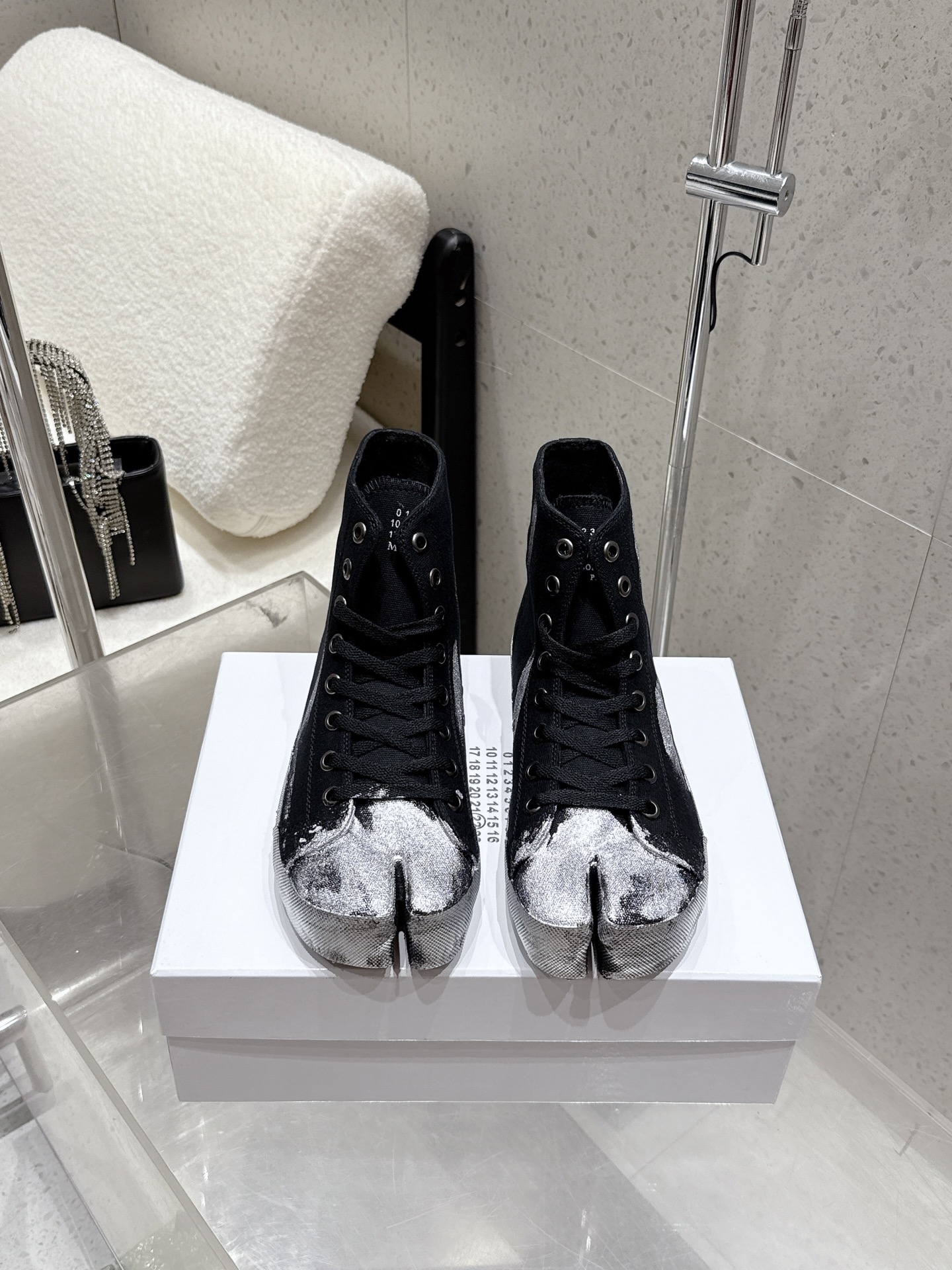 NO:489044,Graffiti style, low top 260 high top Maison Margiela *Majella couple style (with a pair of split toe socks) Spring and summer new products, the latest catwalk style for the counter tabi split toe casual canvas shoes series~ MM6 Majella classic Forrest Gump retro casual sneakers, classic and outdated styles for all seasons!  Casual and casual, with a variety of materials that are spliced ​​in contrasting colors, and the sense of fashion is doubled. The shoelaces and soles echo each other, making them look good and versatile in daily life!  Just dress up for you very high-end!  It can be easily controlled with all styles!  Upper Original custom imported canvas Handmade graffiti and old inner canvas footbed sheepskin outsole Original open mold combination rubber outsole Size 35-39 (40 custom made) Men's 39-44 (45 46 custom made), split-toe shoes, masion margiela, masion margiela, sneakers, sheepskin19860909涂鸦款 低帮260 高帮 Maison Margiela *马吉拉 情侣款（配一双分趾袜） 春夏新品 专柜最新走秀款tabi分趾休闲帆布鞋系列～ MM6马吉拉经典阿甘复古休闲运动鞋 四季可穿搭经典不过时的款！休闲又随意,多种材质撞色的拼接,时髦感倍增,鞋带鞋底互相呼应,日常好看又百搭！随便穿搭就可以很高级！搭配各种风格都可轻松驾驭！ 鞋面 原版定制进口帆布 手工涂鸦做旧 内里 帆布 垫脚 羊皮 大底 原版开模组合橡胶大底 码数 女款35-39（40定做）  男款39-44（45 46定做）,分趾鞋,masion margiela,masion margiela,sneakers,sheepskin,Women's Shoes