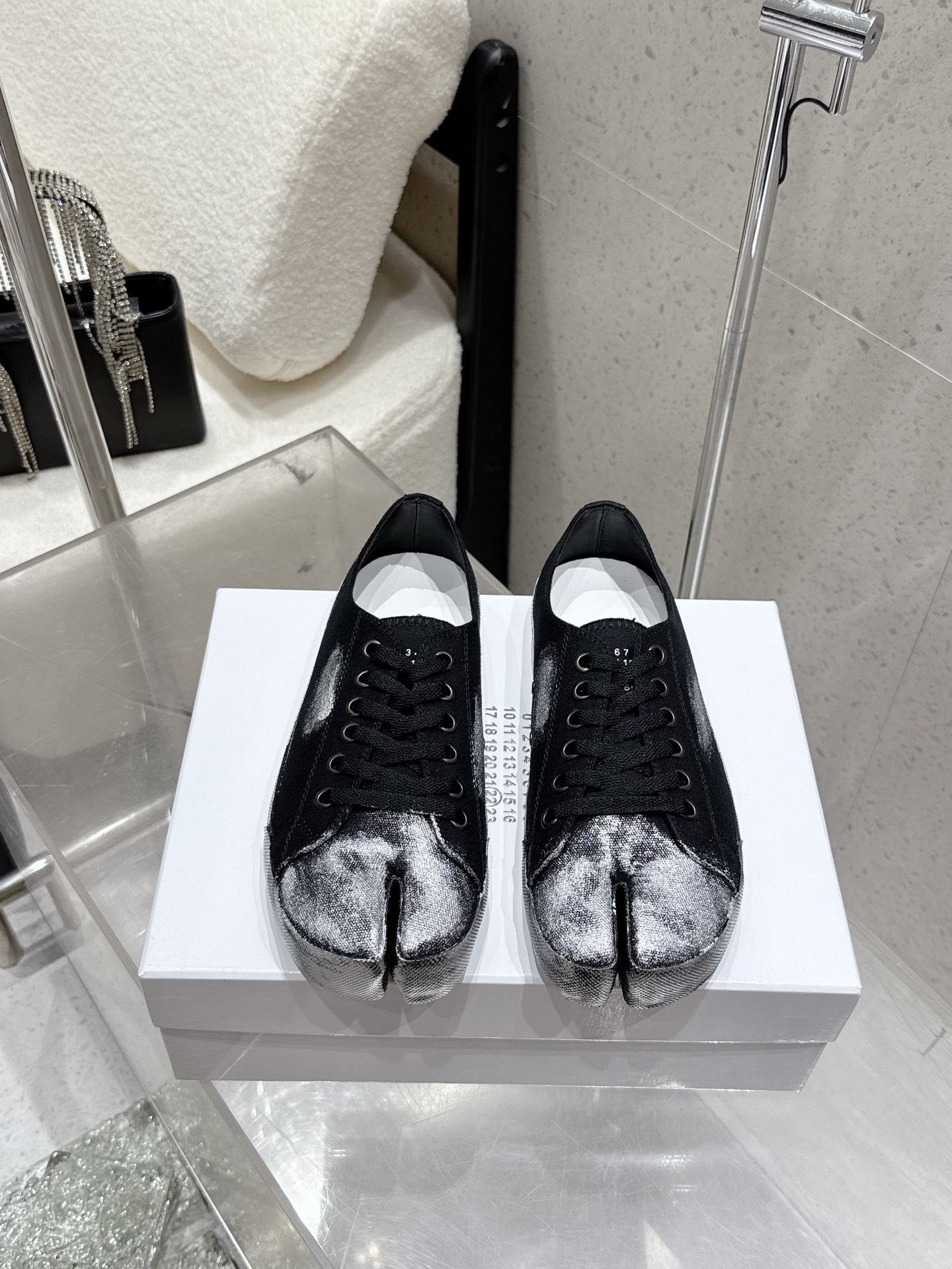 NO:489050,Graffiti style, low top, high top 290 Maison Margiela *Magiela Couple style (with a pair of split toe socks) Spring and summer new products, the latest catwalk model of the counter tabi split toe casual canvas shoes series~ MM6 Magiela classic Forrest Gump retro casual sneakers, classic and outdated styles for all seasons!  Casual and casual, with a variety of materials that are spliced ​​in contrasting colors, and the sense of fashion is doubled. The shoelaces and soles echo each other, making them look good and versatile in daily life!  Just dress up for you very high-end!  It can be easily controlled with all styles!  Upper Original custom imported canvas Handmade graffiti and old inner canvas footbed sheepskin outsole Original open mold combination rubber outsole Size 35-39 (40 custom made) Men's 39-44 (45 46 custom made), split-toe shoes, masion margiela, masion margiela, sneakers, sheepskin19860909涂鸦款 低帮 高帮290 Maison Margiela *马吉拉 情侣款（配一双分趾袜） 春夏新品 专柜最新走秀款tabi分趾休闲帆布鞋系列～ MM6马吉拉经典阿甘复古休闲运动鞋 四季可穿搭经典不过时的款！休闲又随意,多种材质撞色的拼接,时髦感倍增,鞋带鞋底互相呼应,日常好看又百搭！随便穿搭就可以很高级！搭配各种风格都可轻松驾驭！ 鞋面 原版定制进口帆布 手工涂鸦做旧 内里 帆布 垫脚 羊皮 大底 原版开模组合橡胶大底 码数 女款35-39（40定做）  男款39-44（45 46定做）,分趾鞋,masion margiela,masion margiela,sneakers,sheepskin,Women's Shoes