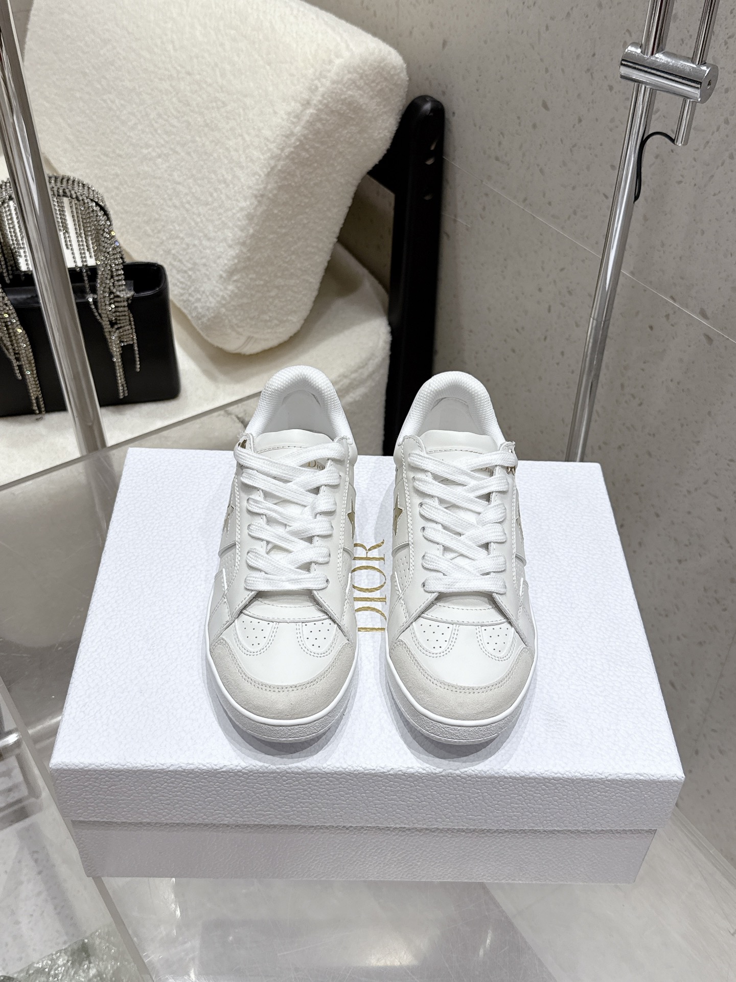 NO:489037,Exclusive real shot (top version) Dior New couple casual shoes, white shoes, board shoes This Star sneaker continues the long-lasting outline, carefully made of cowhide leather, so it will be particularly comfortable to wear. Decorate the same-toned suede insert metal stars to decorate the lace eyelets to enhance the style. The style is light and matched with the 'Cistian' logo thin sole, suitable for all seasons, can be matched with various casual styles to add the finishing touch Classic and super durable upper beef tendon leather/cowhide Outsole original outsole size35-45 (for women 40, customized for men 45), casual shoes/sports shoes, dior, dior, sneakers, cowhide19860909独家实拍（顶级版本） Dior 迪奥 新款情侣休闲鞋 小白鞋 板鞋 这款 Star运动鞋延续经久不衰的轮廓 采用牛皮革精心制作 所以上脚会特别的舒服哦 饰以同色调绒面革镶片金属星星装饰鞋带孔眼 提升格调 款式轻盈搭配“Cistian ”标志薄鞋底 四季皆宜 可与各式休闲造型搭配 增添点睛之笔 经典超耐看 鞋面牛筋皮/牛皮 大底原版大底 size35-45（女40 男45定做）,休闲鞋/运动鞋,dior,dior,sneakers,cowhide,Women's Shoes