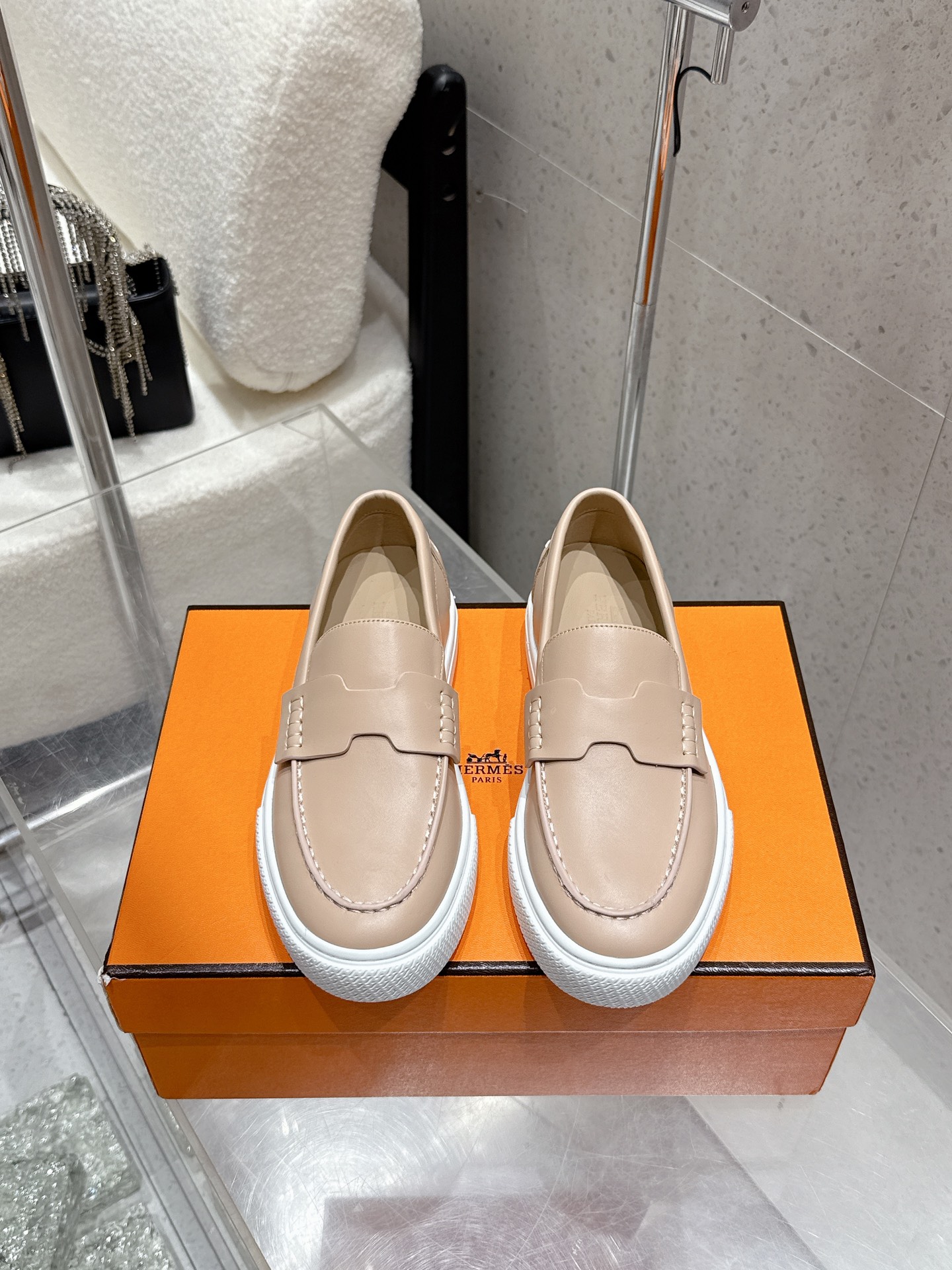 NO:496802,Purchase grade Couple style 300 leather men's 10 Hermes H Home Game kelly buckle thick-soled loafers Calf leather loafer style lace-free casual sneakers, paired with functional palladium-plated Kelly shoe buckles. Original custom Kelly shoe buckles Custom imported calfskin/palm cowhide/yangjing/sheepskin inner original mold open sole Size#35-45 (for women 40 men 45 custom), loafers, hermes, hermes, loafers, sneakers, cowhide, sheepskin, sheep19860909代购级 情侣款 布面300 皮面 男10 Hermes 爱马仕 H家 Game kelly扣厚底乐福鞋 小牛皮乐福鞋风格免系带休闲运动鞋,搭配功能性镀钯Kelly鞋扣. 原版定制Kelly鞋扣 定制进口小牛皮/掌纹牛皮/羊京/羊皮内里 原版开模大底 Size#35-45（女40 男45 定做）,乐福鞋,hermes,hermes,loafers,sneakers,cowhide,sheepskin,sheep,Women's Shoes