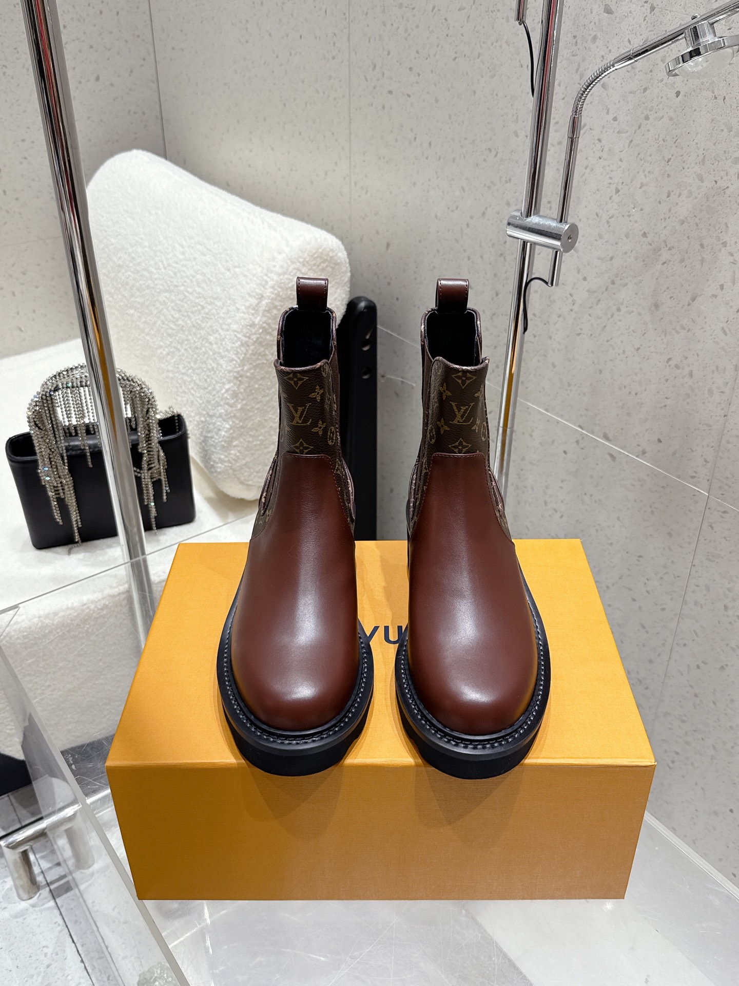 NO:496788,Top version Louis vuitton 25ss autumn and winter new LV round toe elastic belt one-foot boots naked boots upper cowhide/presby leather inner foot pad cowhide original sole open mold custom rubber outsole size 35-39 (40.41 custom made without return or exchange), boots, louis vuitton, louis vuitton, boots, cowhide19860909顶级版 Louis vuitton 25ss秋冬新款 LV圆头松紧带一脚蹬短靴 裸靴 鞋面牛皮/老花皮 内里垫脚牛皮 鞋底原版开模定制橡胶大底 码数35-39（40.41定做不退换）,靴子,louis vuitton,louis vuitton,boots,cowhide,Women's Shoes