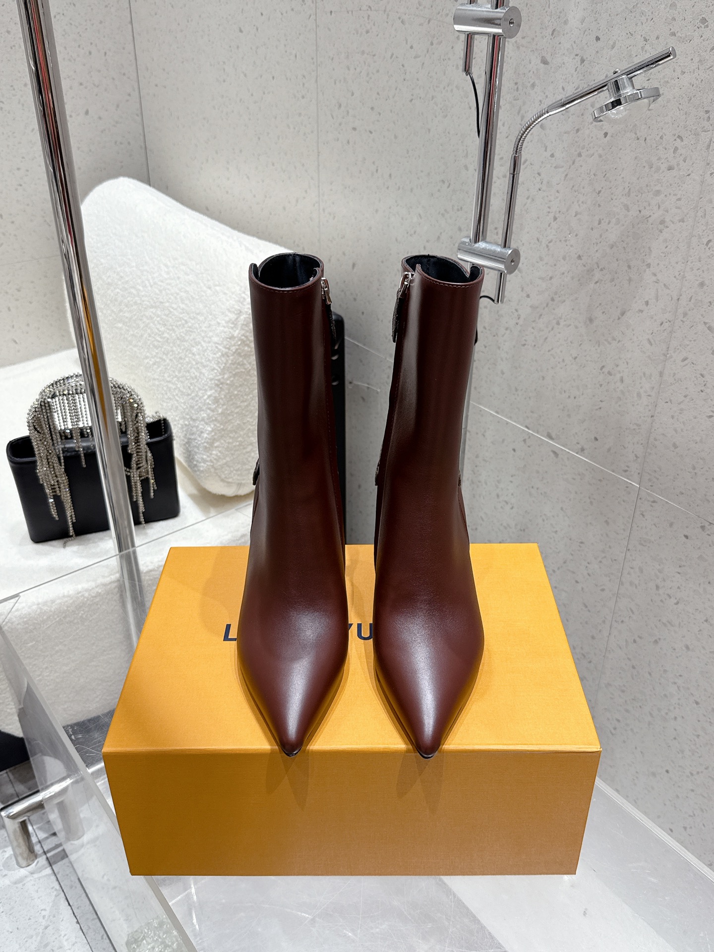 NO:496781,Top version Louis vuitton 25ss autumn and winter new LV pointed toe high heel side zipper boots naked boots upper calfskin/sheep leather inner foot pad sheepskin sole Italian leather outsole heel height 8cm size 35-39 (40.41.42 custom made without return), boots, louis vuitton, louis vuitton, boots, cowhide, sheepskin, sheep, Leather soles19860909顶级版 Louis vuitton 25ss秋冬新款 LV尖头高跟侧拉链短靴 裸靴 鞋面小牛皮/羊猄皮 内里垫脚羊皮 鞋底意大利真皮大底 跟高8cm 码数35-39（40.41.42定做不退换）,靴子,louis vuitton,louis vuitton,boots,cowhide,sheepskin,sheep,Leather soles,Women's Shoes
