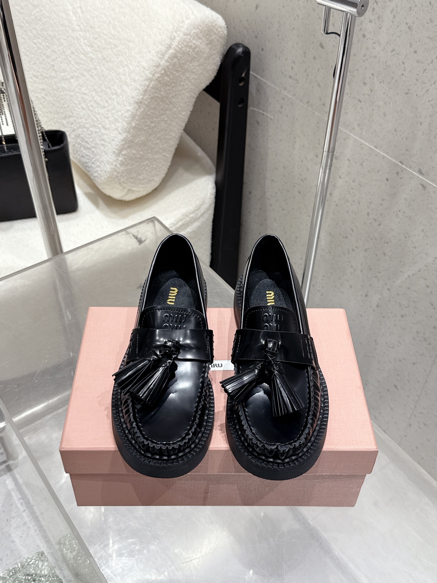 NO:496774,Miu Miu Miu 25ss autumn and winter new style tassel loafers This quarter’s miu is simply amazing. The entire series is starting to be launched one after another. The original series is purchased and developed. The upper is made of original imported cowhide. The inner footbed sheepskin. The sole is customized with rubber outsole. Size35-40 (40 custom made without return or exchange), loafers, miumiu, loafers, cowhide, sheepskin19860909Miu Miu 缪缪 25ss秋冬新款 流苏款 乐福鞋 这季度的miu简直都太绝了 全系列陆续开始上新 全系列原版购入开发 鞋面采用原版进口牛皮 内里垫脚羊皮 鞋底原版定制橡胶大底 Size35-40（40订做不退换）,乐福鞋,miumiu,loafers,cowhide,sheepskin,Women's Shoes