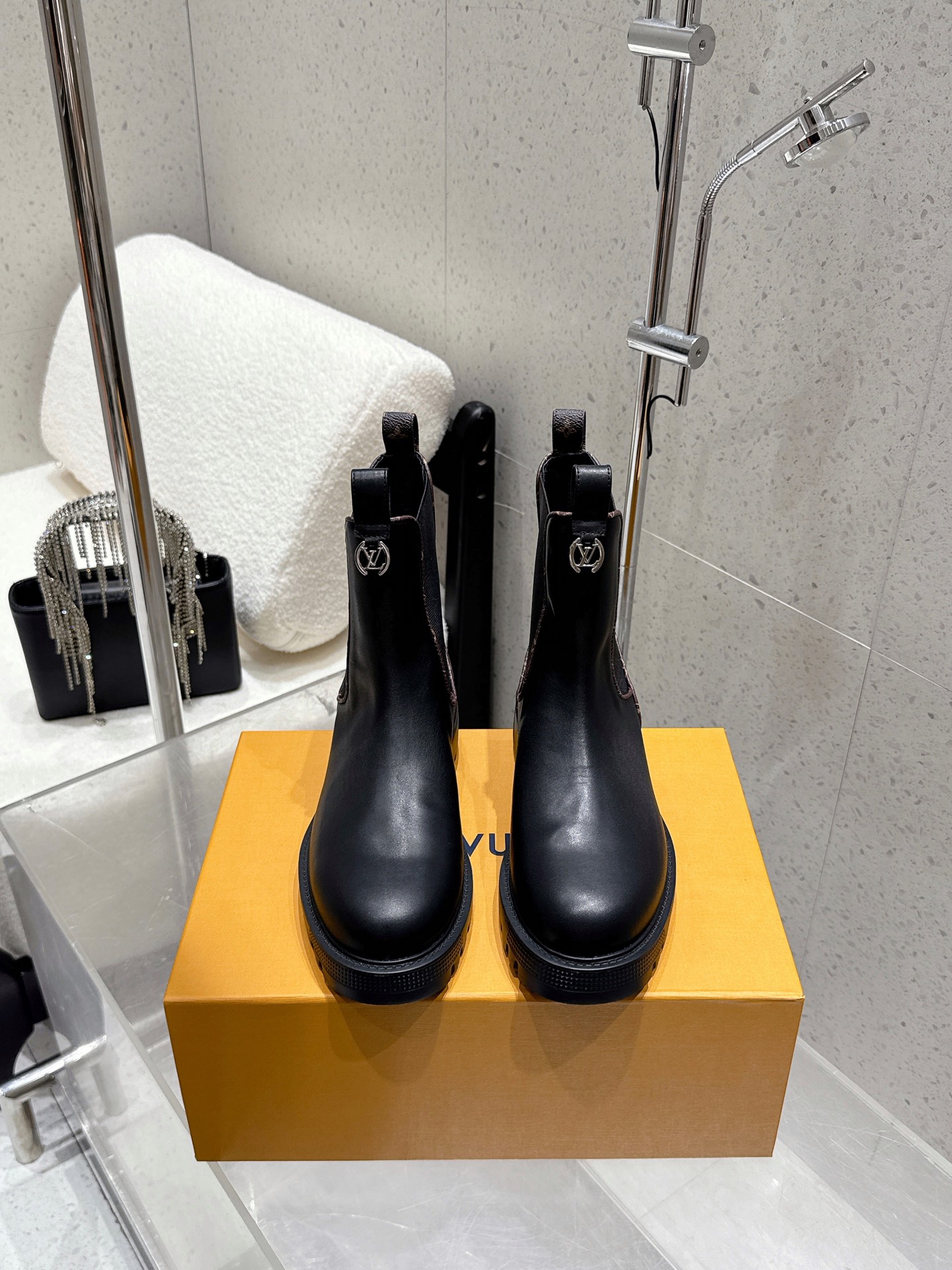 NO:496827,Louis vuitton 25ss autumn and winter new style LV round toe elastic strap short boots naked boots upper cowhide/presby leather inner foot pad cowhide original sole open mold custom rubber outsole size 35-39 (40.41 custom made without return or exchange), boots, louis vuitton, louis vuitton, boots, cowhide19860909Louis vuitton 25ss秋冬新款 LV圆头松紧带一脚蹬短靴 裸靴 鞋面牛皮/老花皮 内里垫脚牛皮 鞋底原版开模定制橡胶大底 码数35-39（40.41定做不退换）,靴子,louis vuitton,louis vuitton,boots,cowhide,Women's Shoes