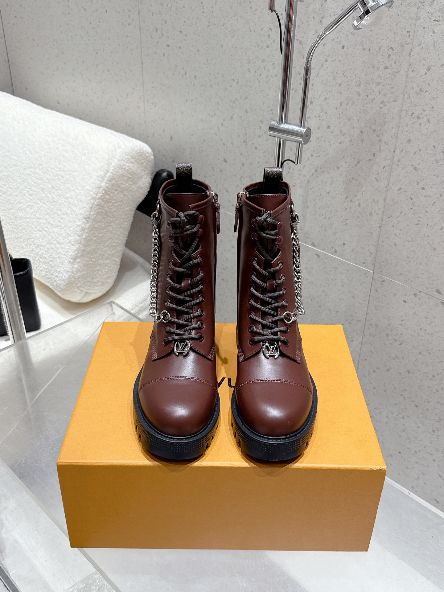 NO:534192,Louis vuitton 25ss autumn and winter new LV round-toe lace-up Martin boots Short boots Naked boots Upper cowhide/presby leather Inner footbed cowhide original sole open mold custom rubber outsole size 35-39 (40 41 custom made without return or exchange), boots, louis vuitton, louis vuitton, boots, cowhide19860909Louis vuitton 25ss秋冬新款 LV 圆头系带马丁靴 短靴 裸靴 鞋面牛皮/老花皮 内里垫脚牛皮 鞋底原版开模定制橡胶大底 码数女35-39（40 41定做不退换）,靴子,louis vuitton,louis vuitton,boots,cowhide,Women's Shoes