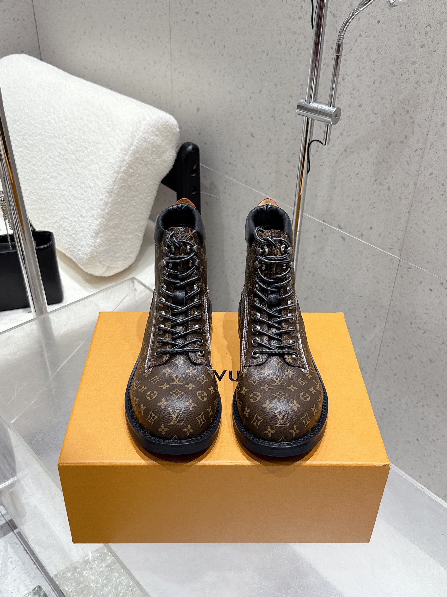 NO:534186,Louis vuitton 25ss autumn and winter new LV couples style round toe lace-up Martin boots short boots naked boots upper cowhide/presby leather inner foot pad cowhide original sole open mold custom rubber outsole size 35-39 for women 40-45 for men (female 40 for men 45 46 for custom-made non-return), boots, louis vuitton, louis vuitton, boots, cowhide19860909Louis vuitton 25ss秋冬新款 LV 情侣款 圆头系带马丁靴 短靴 裸靴 鞋面牛皮/老花皮 内里垫脚牛皮 鞋底原版开模定制橡胶大底 码数女35-39 男40-45（女40 男45 46定做不退换）,靴子,louis vuitton,louis vuitton,boots,cowhide,Women's Shoes