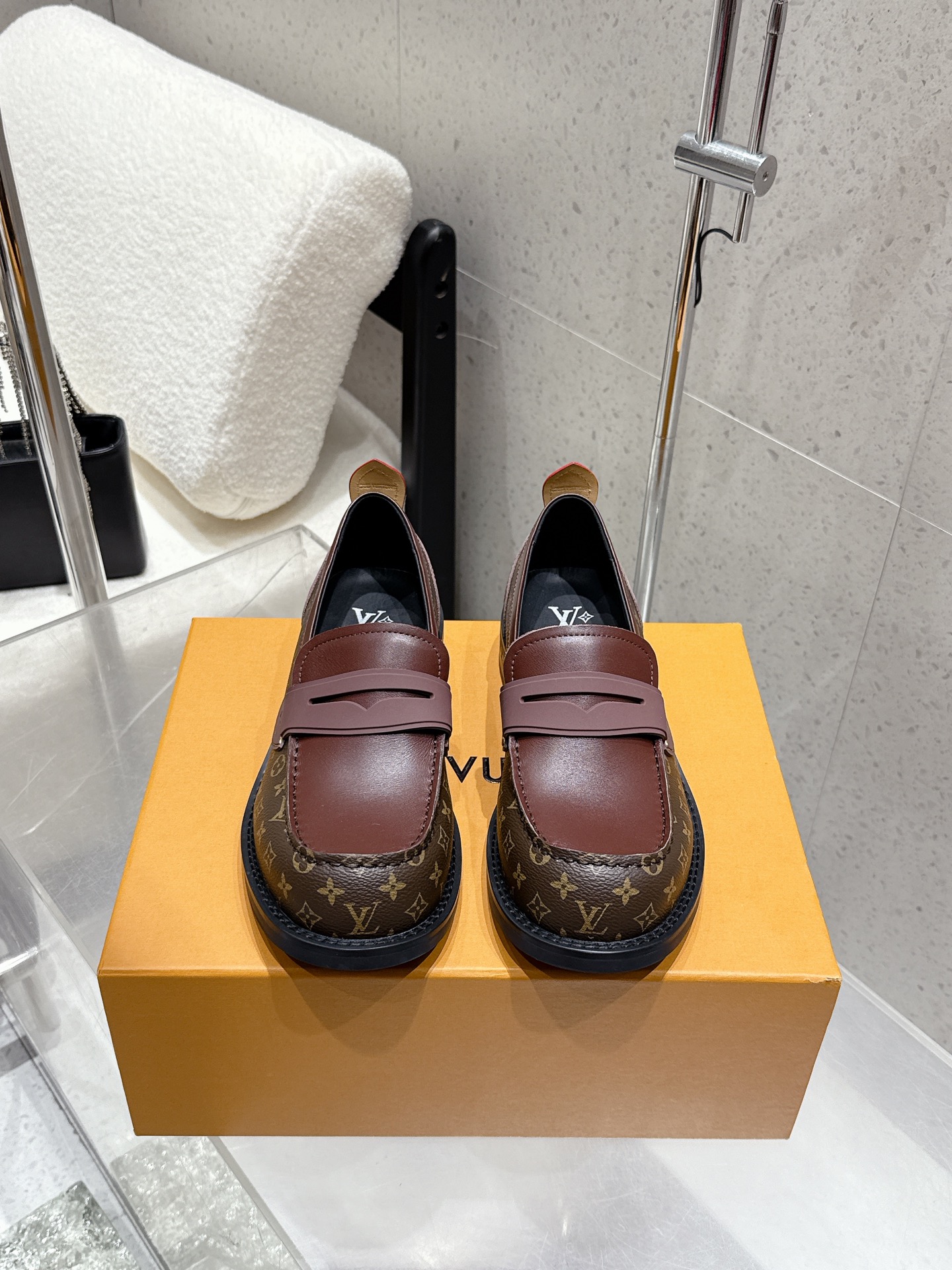 NO:534180,Louis vuitton 25ss autumn and winter new LV couples style loafers single shoes leather shoes upper cowhit/presby leather inner footbed cowhide original open mold customized rubber outsole size for women 35-40 men 40-46 (female 40 men 45 46 custom-made non-return), loafers, louis vuitton, louis vuitton, loafers, cowhide19860909Louis vuitton 25ss秋冬新款 LV 情侣款 乐福鞋 单鞋 皮鞋 鞋面牛皮/老花皮 内里垫脚牛皮 鞋底原版开模定制橡胶大底 码数女35-40 男40-46（女40 男45 46定做不退换）,乐福鞋,louis vuitton,louis vuitton,loafers,cowhide,Women's Shoes