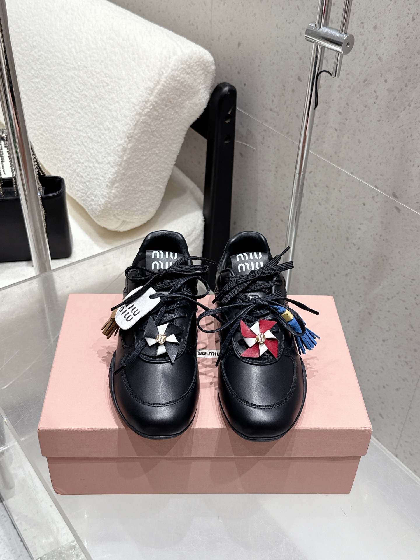 NO:534174,Miumiu Miu Miu sneakers. Before the early spring release, I was also in Paris Fashion Week in October, and the sharp-eyed fans saw the sequel to Miu Miu! The classic daddy shoe style New Balance 530 As the protagonist, MiuMiu changed the familiar white buckle shoe color scheme of 530, with dark brown and gray, with a little imitation 1 old fabric covering the outline of New Balance 530. The deliberately worn and uneven leather tones give the buckle shoe a different personality! Customized imported sheepskin fabric, imported sheepskin inner lining, original molded TR outsole, size 35-39 (40 customization, no return or exchange), casual shoes/sports shoes, miumiu, sneakers, sheepskin19860909miumiu 缪缪 Miu Miu 运动鞋 早春发售前先近赏同样是在十月的巴黎时装周,又被眼尖的粉丝们看见了 Miu Miu 的续作！经典的老爹鞋款式 New Balance 530 作为主角,MiuMiu一改530熟悉的白波鞋配色,以深褐色、灰色,带点仿1旧的布料包覆着 New Balance 530 的轮廓,刻意磨损、不均勻的皮革色调,让波鞋多了不同的个性！ 面料定制进口羊皮 内里进口羊皮内里 鞋底原版开模TR大底 码数35-39（40定制不退换）,休闲鞋/运动鞋,miumiu,sneakers,sheepskin,Women's Shoes