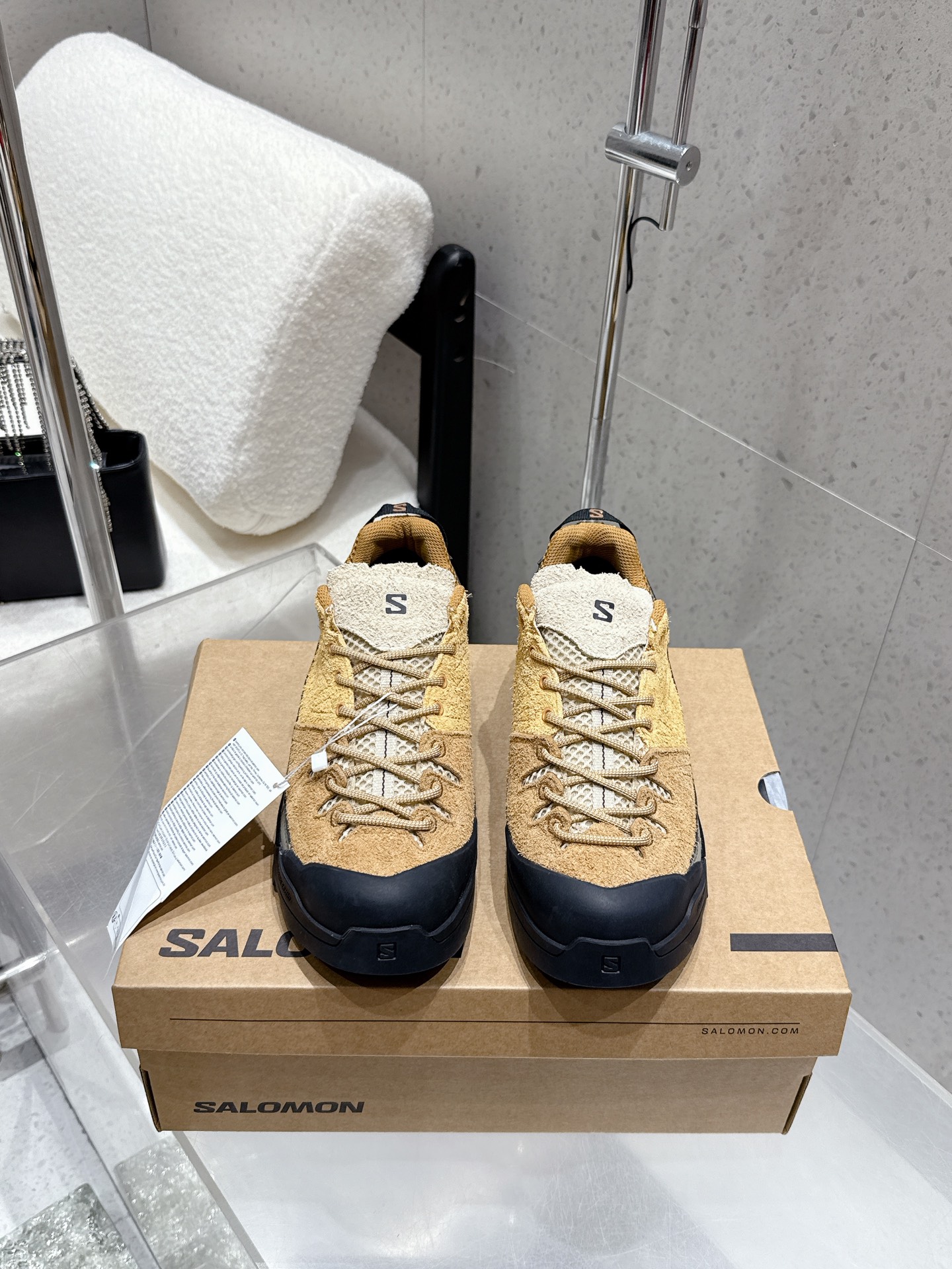 NO:534170,Salomon 25SS new Aero Glide3 Grvl couple sneakers running shoes hiking shoes Salomon products are known for their superior quality and unique design, focusing on the functionality and durability of the product while taking into account the sense of fashion. X-ALP SUEDE is a shoe rooted in Salomon's hiking history inspired by hiking shoes suitable for rocky terrain and mountain roads. This hybrid shoe features a premium design, including a long suede upper, rubber toe and side powerband, to protect your feet in a variety of terrain while also having the excellent functionality of hiking. This latest model features a cool look with a beautiful green color scheme, 30 open mesh, embroidered details and flat laces. This is a low-key yet striking premium shoe. Upper Niujing Neili mesh cloth, original open molded sole SIZE women's 35-40 men's 40-45 (women's 40 men's 45 custom made without return), casual shoes/sports shoes, loro piana, sneakers19860909Salomon 萨洛蒙 25SS新款Aero Glide3 Grvl情侣款 运动鞋 跑鞋 登山鞋 Salomon 的产品以卓越的品质和独特的设计著称,注重产品的功能性和耐用性,同时兼顾时尚感.X-ALP SUEDE 是一款扎根于 Salomon 登山历史的鞋款,其灵感源自适合穿越岩石地形和山路的登山鞋. 这款混合鞋款采用优质设计,包括长绒面革鞋面、橡胶鞋头和侧边动力带,可在各种地形中为您的双脚提供保护,同时兼具源自登山运动的卓越功能性.这款最新款采用靓丽的绿色配色、30 开放式网眼、刺绣细节和扁平鞋带,打造酷炫外观.这是一款低调却又引人注目的优质鞋款. 鞋面牛京 内里网布 大底原版开模大底 SIZE女35-40 男40-45（女40 男45定做不退换）,休闲鞋/运动鞋,loro piana,sneakers,Women's Shoes