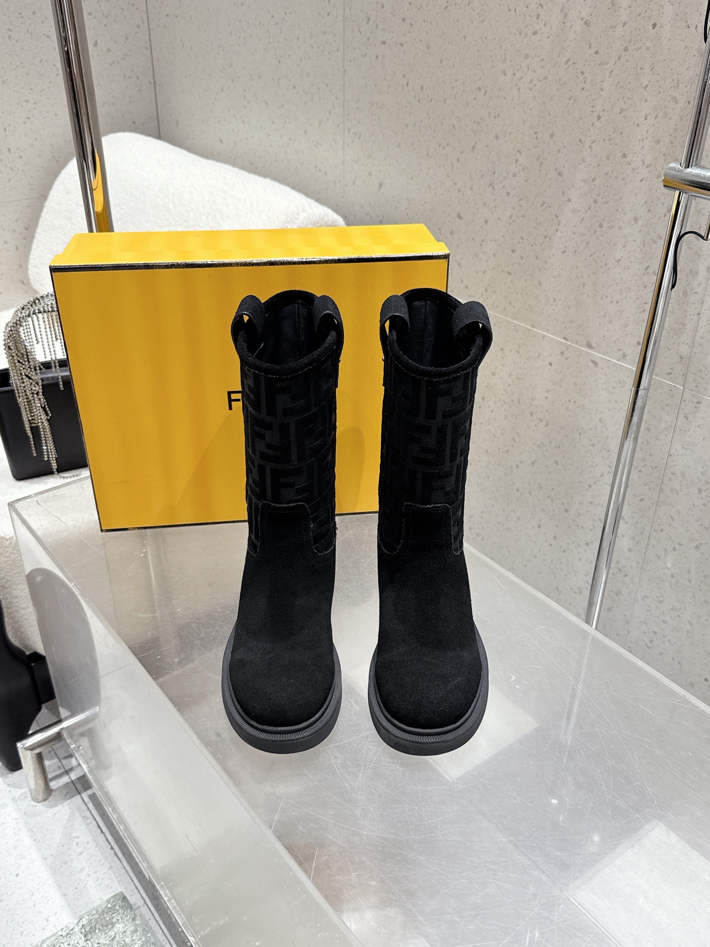 NO:561152,Top quality mid-calf high-calf 430 2025 autumn and winter new style FENDI Fendi explosive FF letter straight boots mid-calf boots suede slip-on knight boots thick-soled high boots  It adopts the brand's iconic FF presbyopia embossing, which is highly recognizable; the material is fine-textured suede, showing a high-end matte effect; the boot shape is a knee-length long tube design, which is neat and aura, and the heel is low or flat, taking into account both fashion and comfort.  Combine it with plaid and retro, and then pair it with a piece of woolen fabric, such as the dark coffee color with a brown plaid skirt and khaki, which is full of retro charm. Paired with suit pants and simple suits, the black version is very suitable and can create a capable workplace image. The upper is made of high-mercerized cow suede (special embossing process), the lining is cowhide, and the sole is molded TPU outsole   Size 35-39 (40.41 custom-made, non-refundable), boots, fendi, fendi, boots, skirts, business suit, cowhide, chamois leather19860909顶级品质 中筒 高筒430 2025秋冬新款 FENDI 芬迪爆火FF字母直筒靴 中筒靴 麂皮绒面一脚蹬骑士长靴厚底高靴 采用品牌标志性的FF老花压纹,辨识度极高；材质为质感细腻的麂皮,呈现出高级的哑光效果；靴型是及膝长筒设计,利落又显气场,鞋跟为低跟或平底,兼顾了时尚与舒适. 与格纹、复古组合,再配上一件呢子,像深咖色款搭配棕色格纹裙和卡其色,满满的复古韵味.搭配西装裤和简约的、西装,黑色款就很适合,能塑造干练的职场形象. 鞋面高丝光牛反绒（特殊压印工艺） 内里垫脚牛皮 鞋底开模TPU大底 码数35-39（40.41定做不退换）,靴子,fendi,fendi,boots,skirts,business suit,cowhide,chamois leather,Women's Shoes