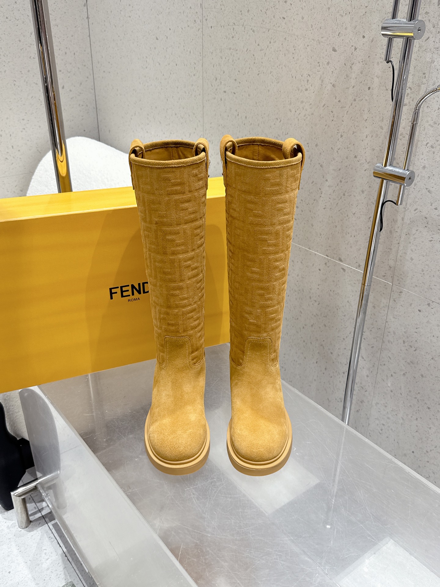 NO:561162,Top quality mid-calf 380 high-leg 2025 autumn and winter new FENDI Fendi explosive FF letter straight boots mid-calf boots suede slip-on knight boots thick-soled high boots  It adopts the brand's iconic FF presbyopia embossing, which is highly recognizable; the material is fine-textured suede, showing a high-end matte effect; the boot shape is a knee-length long tube design, which is neat and aura, and the heel is low or flat, taking into account both fashion and comfort.  Combine it with plaid and retro, and then pair it with a piece of woolen fabric, such as the dark coffee color with a brown plaid skirt and khaki, which is full of retro charm. Paired with suit pants and simple suits, the black version is very suitable and can create a capable workplace image. The upper is made of high-mercerized cow suede (special embossing process), the lining is cowhide, and the sole is molded TPU outsole   Size 35-39 (40.41 custom-made, non-refundable), boots, fendi, fendi, boots, skirts, business suit, cowhide, chamois leather19860909顶级品质 中筒380高筒 2025秋冬新款 FENDI 芬迪爆火FF字母直筒靴 中筒靴 麂皮绒面一脚蹬骑士长靴厚底高靴 采用品牌标志性的FF老花压纹,辨识度极高；材质为质感细腻的麂皮,呈现出高级的哑光效果；靴型是及膝长筒设计,利落又显气场,鞋跟为低跟或平底,兼顾了时尚与舒适. 与格纹、复古组合,再配上一件呢子,像深咖色款搭配棕色格纹裙和卡其色,满满的复古韵味.搭配西装裤和简约的、西装,黑色款就很适合,能塑造干练的职场形象. 鞋面高丝光牛反绒（特殊压印工艺） 内里垫脚牛皮 鞋底开模TPU大底 码数35-39（40.41定做不退换）,靴子,fendi,fendi,boots,skirts,business suit,cowhide,chamois leather,Women's Shoes