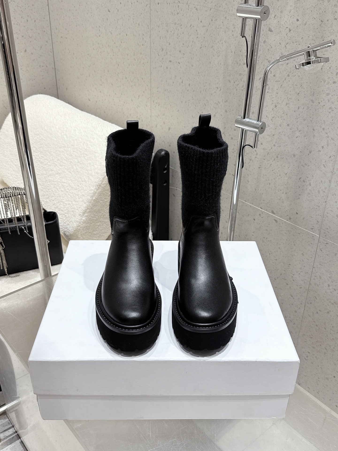 NO:561147,Short-cut high-cut celine Celine's new classic Arc de Triomphe woolen tube thick-soled cowhide short boots high-cut sock boots. Super elegant, taller and slimmer style. The perfect match for the queen!  Simple, fashionable and playful lazy woolen socks with cowhide upper, cowhide lining and original sole!  Size#35-41 (40 41 custom-made, non-returnable), boots, celine, boots, cowhide, socks19860909短筒 高筒 celine 思琳新款 经典凯旋门毛线筒祙子厚底牛皮短靴 高筒袜子靴 超级显气质增高显瘦款 女王的绝佳搭配！简约时尚又俏皮懒人毛线袜子 鞋面牛皮 内里牛皮 原版底！ Size#35-41（40 41订做不退换）,靴子,celine,boots,cowhide,socks,Women's Shoes