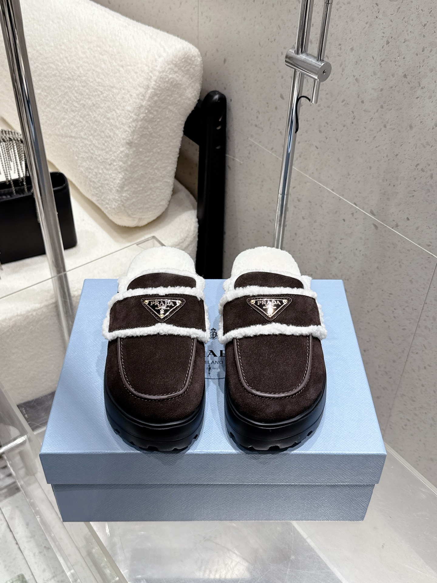 NO:561126,Prada Autumn and winter new thick-soled toe-cap fur slippers, half-slippers, the latest catwalk series, classic upgrades, both comfort and fashion, each color combination looks good, and the design matches different style needs. The upper is original and customized in cowhide. Lining: imported wool, foamed anti-slip outsole, shoe size: 35-41 (customized 40 41), half-slip furry shoes, prada, prada, slippers19860909Prada 普拉达 秋冬新款厚底包头毛毛拖鞋 半拖 最新走秀系列 经典升级 舒适度与时髦度并存 每个颜色搭配都好看,设计搭配不同风格需求 鞋面原版定制牛猄 内里: 进口羊毛 大底发泡防滑大底 鞋码: 35-41（40 41定做）,半拖毛毛鞋,prada,prada,slippers,Women's Shoes