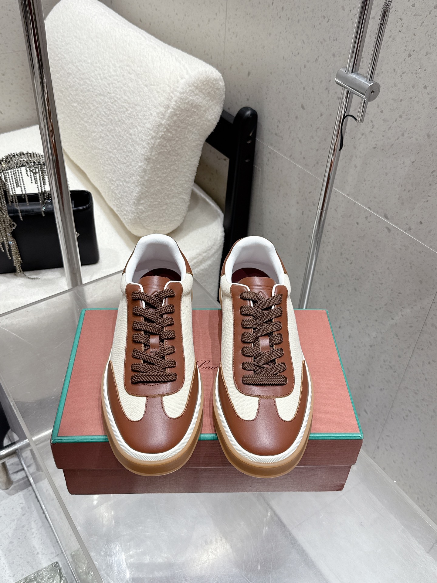 NO:561121,Top version of women's model, men's model, Loro Piana couple model, lp moral training shoes, casual shoes, fabric original customized cowhide/beef tendon leather/customized cotton, lining sheepskin lining, outsole original molded non-slip rubber material, code number 35-46 (female 40 41 male 45 46 customized), casual shoes/sports shoes, loro piana, loro piana, sneakers, cowhide, sheepskin19860909顶级版本女款 男款 Loro Piana 情侣款 lp德训鞋 休闲鞋 面料原版定制牛皮/牛筋皮/定制棉布 内里羊皮内里 大底原版开模防滑橡胶材质 码数35-46（女40 41 男45 46定做）,休闲鞋/运动鞋,loro piana,loro piana,sneakers,cowhide,sheepskin,Women's Shoes