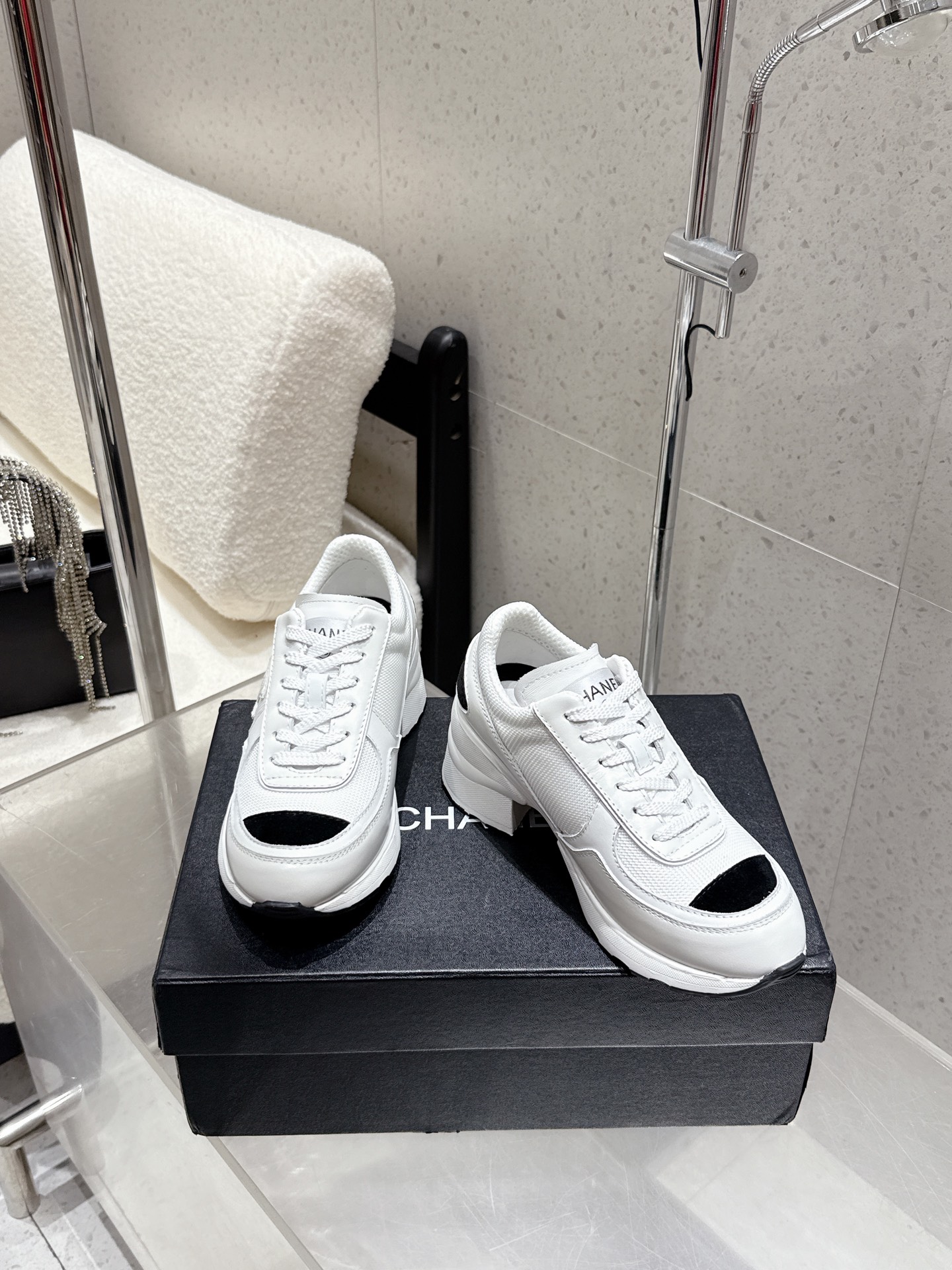 Женские кроссовки с логотипом, белый цвет Chanel