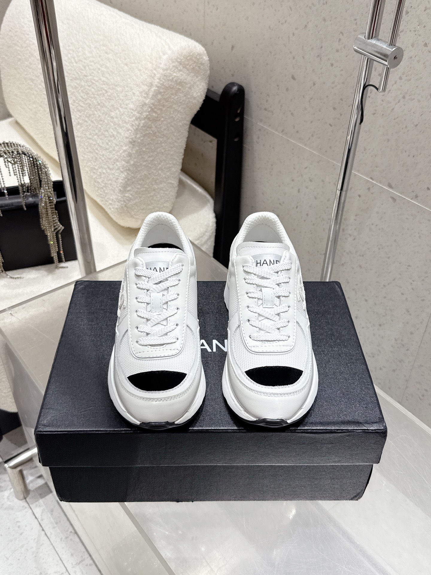 Женские кроссовки с логотипом, белый цвет Chanel