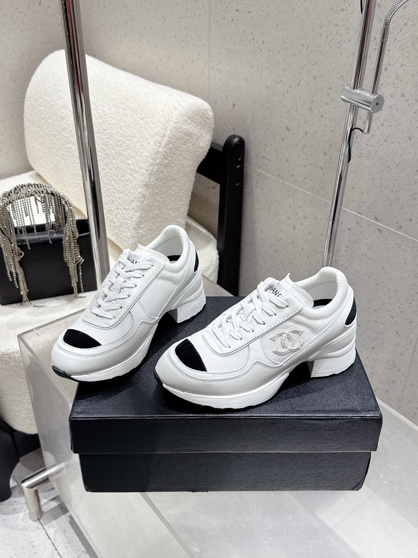 Женские кроссовки с логотипом, белый цвет Chanel