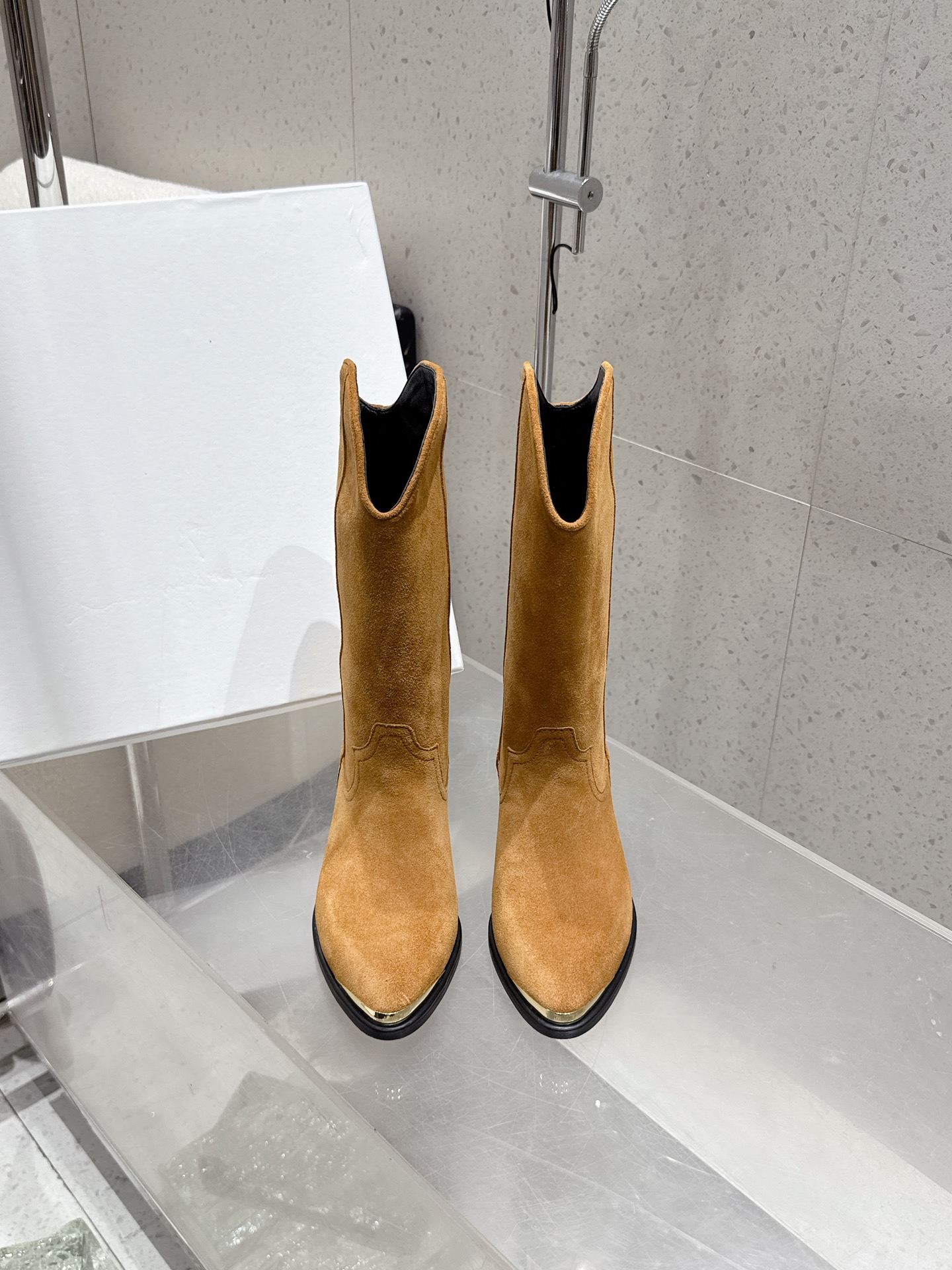 NO:561111,Purchasing agent Isabel Marant Isabel 25ss has a girly feel that makes you fall in love at first sight. One-step-on wedge-heeled short boots. Isabel Marant is a super tonal one-step-on boot. The fabric is the same as the original version. It is made of cow suede imported cowhide. Matching and matching. Lambskin lining Size#35-40 (40 orders are not returned or exchanged), boots, boots, cowhide, sheepskin19860909代购级 Isabel Marant 伊莎贝尔 25ss 少女感 一眼就心动 一脚蹬坡跟短靴 isabel marant 超级有调性的一款一脚蹬靴子 面料原版一致 采用牛反绒进口牛皮 对标对版 内里小羊皮 Size#35-40（40订做不退换）,靴子,boots,cowhide,sheepskin,Women's Shoes