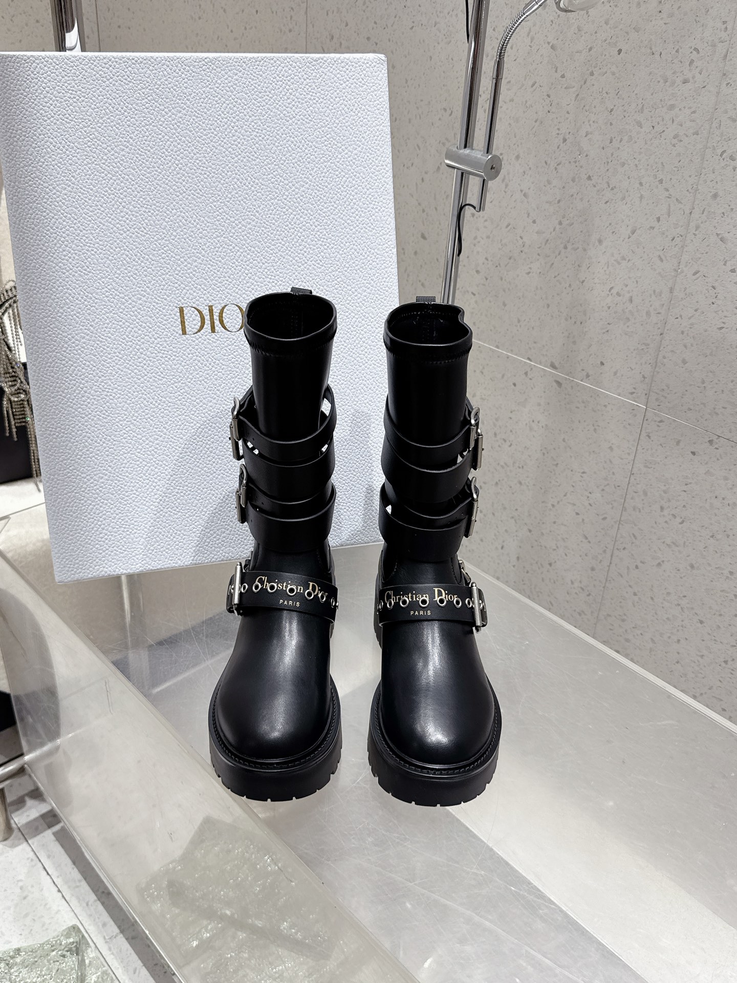 NO:561107,Dior Dior's new autumn and winter mid-calf boots, high boots, retro motorcycle boots, 1:1 replica of the original version, the highest version on the market, the upper is made of calf leather, the leather lining is versatile and slim, the shape is three-dimensional and full, fashionable and high-end, a must-have item for home, daily travel, no matter the occasion, available in black and white, imported cow leather on the upper, cow leather lining, outsole: original wear-resistant outsole, Size female 35-41 (40 41)  Customized (no return or exchange), boots, dior, dior, boots, cowhide19860909Dior 迪奥 秋冬新款中筒靴 高筒靴 复古机车靴 1:1原版复刻 市面最高版本 鞋面采用小牛皮 牛皮里 楦型百搭显瘦 造型立体饱满 时髦高端大气 居家 日常出行必备单品 不挑场合 黑色白色可选 鞋面进口牛皮 内里牛皮 大底: 原版耐磨大底 Size女35-41 (40 41 定做不退换）,靴子,dior,dior,boots,cowhide,Women's Shoes