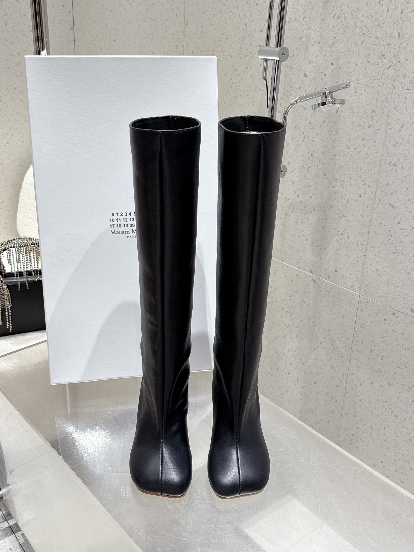 NO:562559,Top version Maison Margiela genuine leather wide straight boots that don’t reach the knee. 2025 autumn and winter new stiletto heel high boots. MM6 tabi split-toe shoes and boots 2025 autumn and winter new products. The highest version buyers purchase perfect split-toe tabi boots. Original molded double-layer leather soles. The original lasted shoes are very generous and can be easily matched with various styles. The good news for short legs. The upper body instantly becomes longer legs.  The upper feet are not constrained by routine, and you can be yourself as you like~ The upper feet are soft and comfortable. Calf leather upper, calf leather lining, outsole, imported genuine leather outsole, Size 35-39 (40 customized, non-returnable, non-exchangeable), boots, masion margiela, boots, cowhide, Leather soles19860909顶级版本Maison Margiela 玛吉拉真皮宽筒直筒长靴不过膝 2025秋冬新细高跟高筒靴 MM6家tabi分趾鞋靴2025秋冬新品最高版本买手代购完美分趾tabi靴原版开模双层真皮鞋底 原版套楦鞋型很大方 搭配各种风格都轻松驾驭 小短腿的福音 上身瞬间秒变大长腿 上脚不被常规所拘束,随心所欲做自己～上脚炒鸡柔软舒适 鞋面小牛皮 内里小牛皮 大底进口真皮大底 Size35-39（40定制不退不换）,靴子,masion margiela,boots,cowhide,Leather soles,Women's Shoes