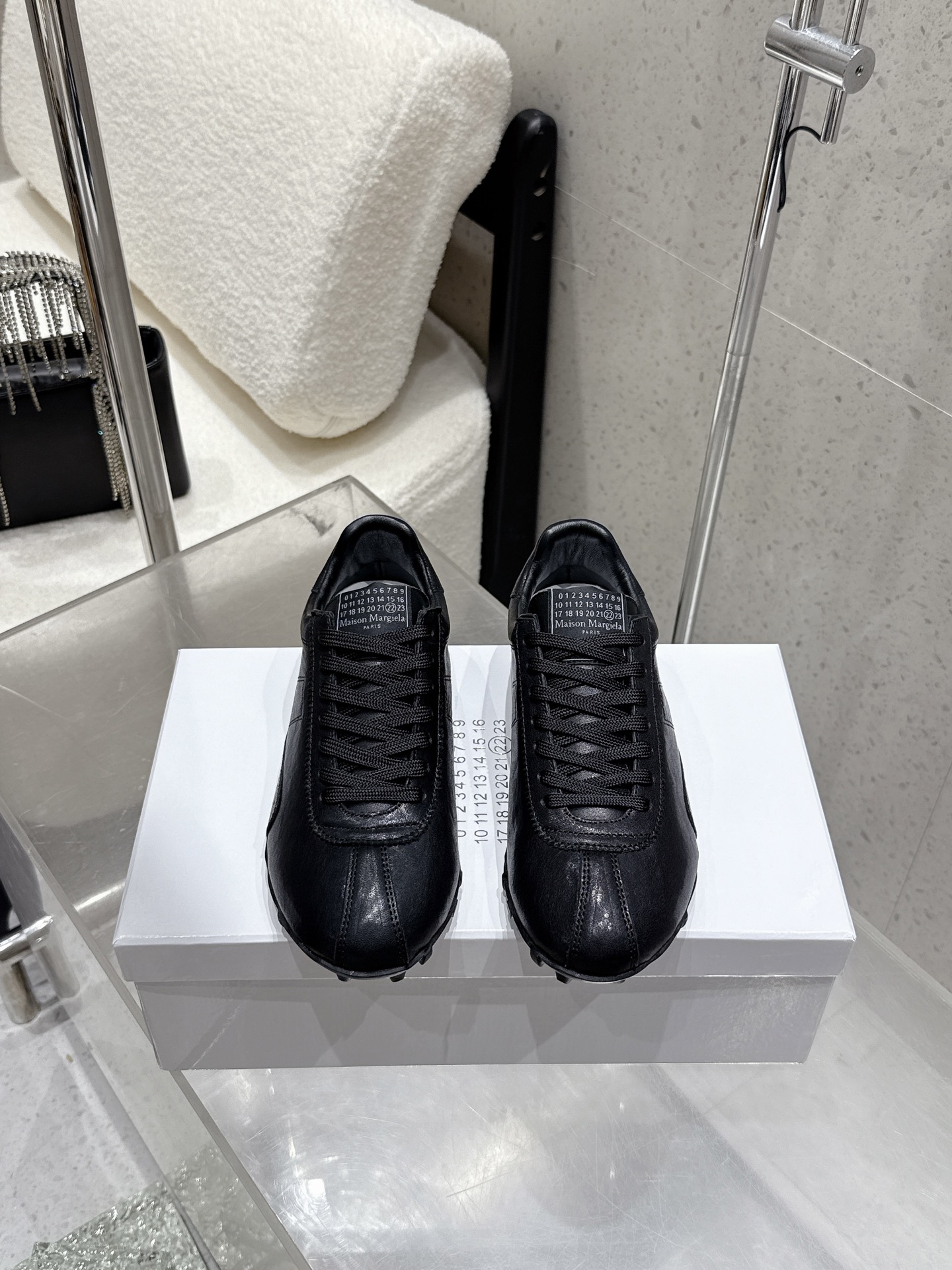 NO:562554,Maison Margiela MM6 2025 Autumn and Winter Series Forrest Gump moral training shoes for couples! The new Sprinters silhouette is made of distressed vegetable soft cowhide, inspired by vintage. Through distressing, stitching, splicing and other processes, the single product is given new life and beauty. The tongue has a classic number logo, with a non-slip spike sole, and the tail is decorated with the iconic white stitching logo, full of craftsmanship. Fabric: cowhide Original rubber outsole  Size: 35-39 40-44 (40 for women and 45 for men, customized), casual shoes/sports shoes, masion margiela, masion margiela, sneakers, cowhide19860909Maison Margiela 马吉拉 MM6 2025秋冬系列情侣款阿甘鞋德训鞋! 新款Sprinters轮廓采用做旧植柔牛皮制成,灵感来源于复古.通过做旧、缝线、拼接等工艺,赋予单品新的生命和美感.舌有经典的数字标志,搭配有防滑的钉状鞋底,鞋尾饰有标志性的白色缝线logo,充满工艺感. 面料:牛皮 原版橡胶大底 码数:35-39 40-44(女40男45定做),休闲鞋/运动鞋,masion margiela,masion margiela,sneakers,cowhide,Women's Shoes