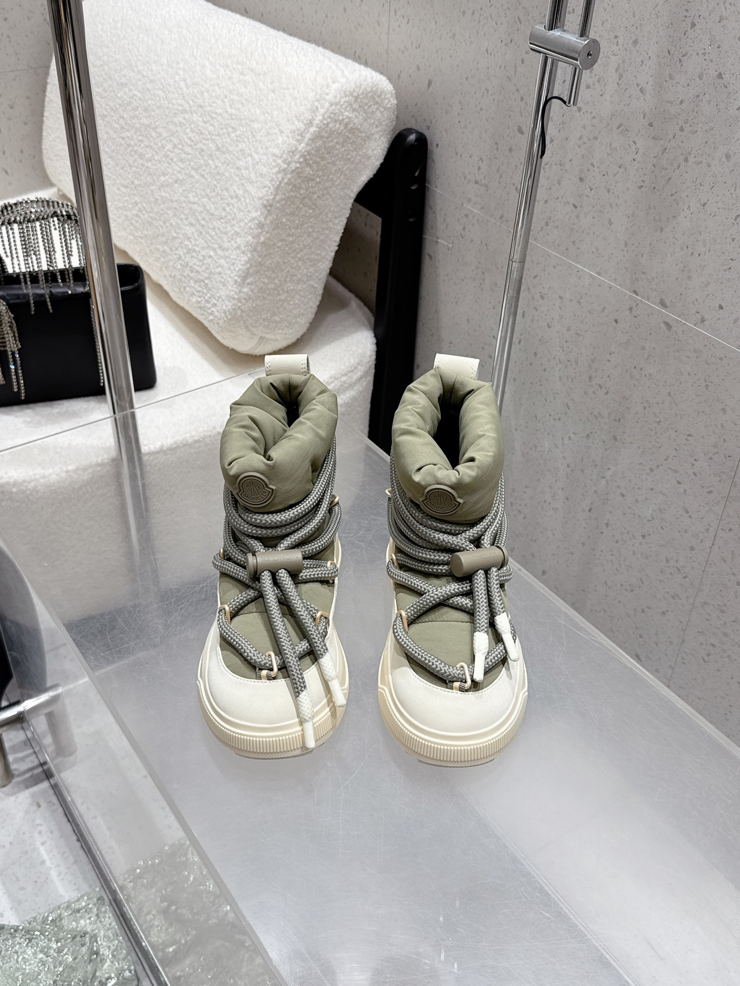 NO:562549,Moner Altive Mid 2025 Autumn and Winter Down Ski Boots are designed with drawstring laces and thermal lining, making them comfortable and warm. Equipped with a Vibram non-slip outsole with strong grip, you can witness the modern style of the Moner shoe series' alpine genes during every step. The fabric is imported waterproof down cloth/embossed cowhide, the lining is imported double-sided velvet, and the foot-padded cowhide outsole is TPU/rubber combination. Sizes for women are 35-39 (40 41)  Customized), snow boots, boots, down jacket, cowhide19860909Moner Altive Mid 2025秋冬羽绒滑雪靴 采用抽绳系带设计与保暖内衬,舒适温暖. 搭载强劲抓地的 Vibram 防滑大底, 步履之间,见证 Moner 鞋履系列 高山基因的现代风范. 面料进口防水羽绒布/压纹牛皮 内里进口双面绒 垫脚牛皮 大底TPU/橡胶组合 尺码女款35-39（40 41 定做）,雪地靴,boots,down jacket,cowhide,Women's Shoes