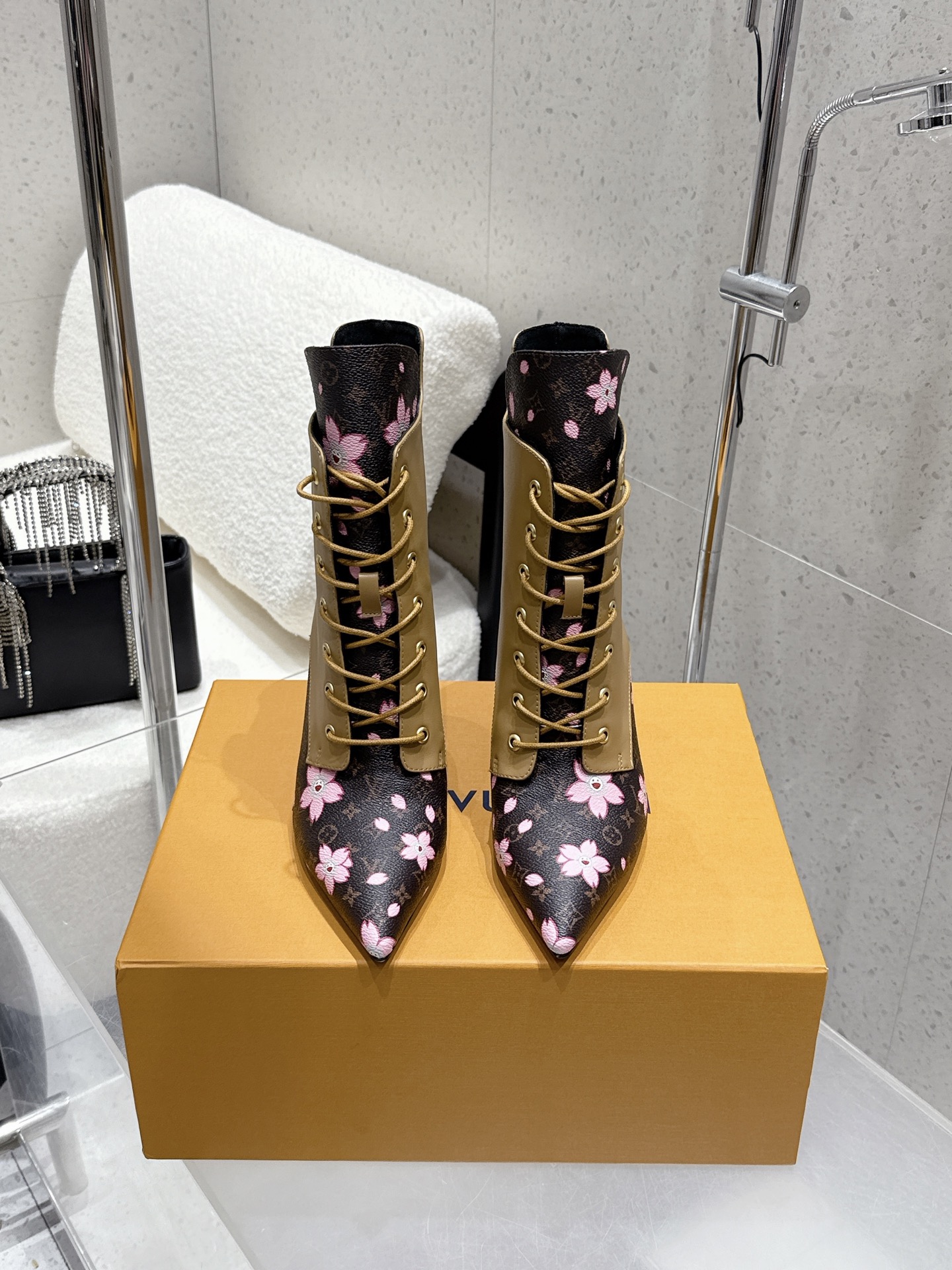 NO:562543,LOUIS VUITTON 25ss LV new autumn and winter high-heeled Martin boots short boots. The last shape is versatile and slimming. The shape is three-dimensional and full, full of temperament. Comfortable on the feet. Very retro style, full of aura, plus the original presbyopic design style is very classic. The details are perfect, cool and trendy... The upper is cowhide, the lining and the feet!  Genuine leather outsole Size: 35-39 (40 41 customized), boots, louis vuitton, louis vuitton, louis vuitton, boots, cowhide, Leather soles19860909LOUIS VUITTON 驴牌 25ss LV新款秋冬高跟马丁靴短靴 楦型百搭瘦脚yyds.造型立体饱满,气质满满 上脚舒适 非常复古风、气场十足,加原版老花设计风格非常经典 细节完美 酷炫 潮派... 鞋面牛皮 牛里、垫脚！真皮大底 Size: 35-39（40 41定做）,靴子,louis vuitton,louis vuitton,louis vuitton,boots,cowhide,Leather soles,Women's Shoes