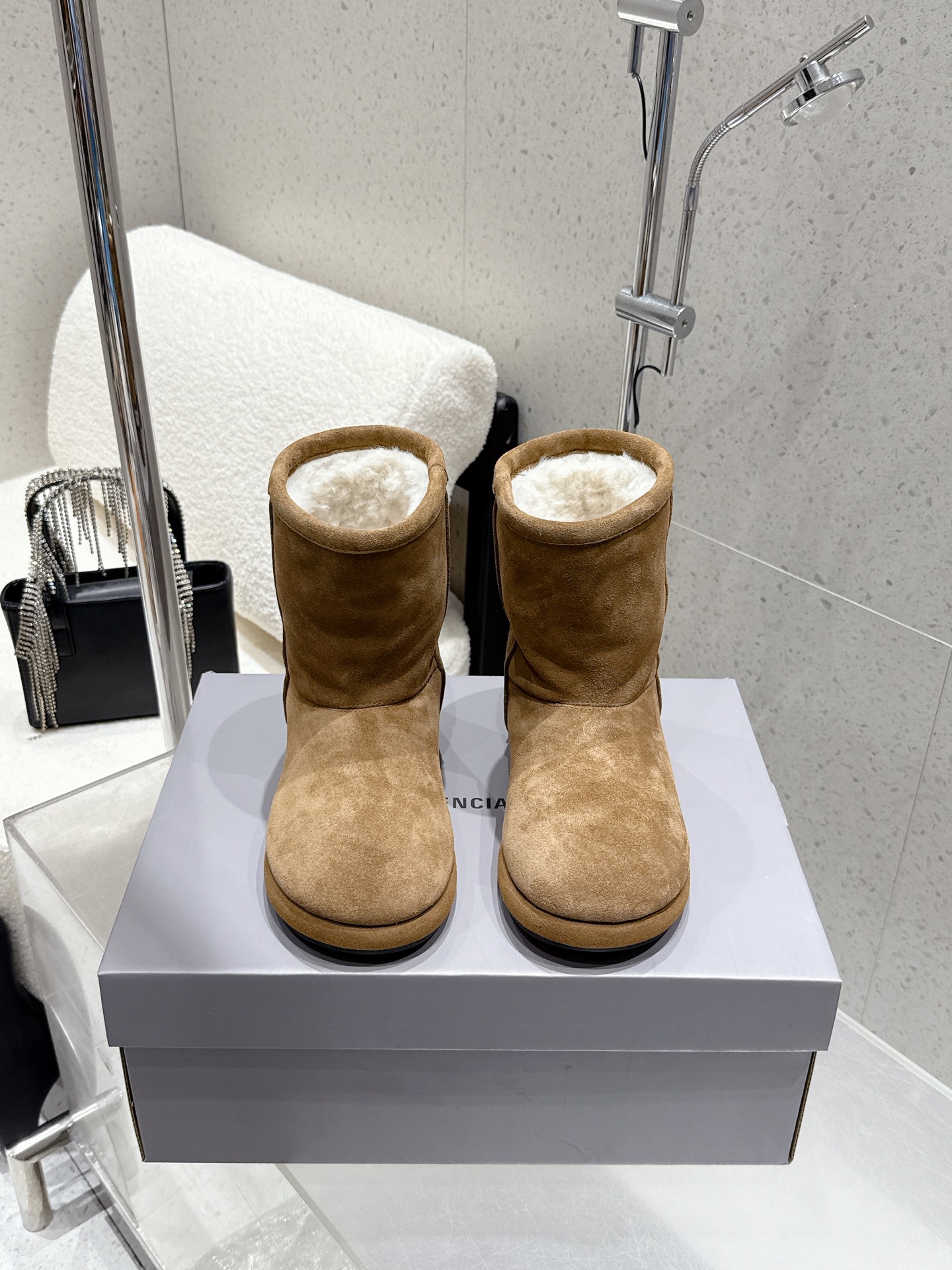 NO:576865,25Ss new autumn and winter Balenciaga snow boots, straight wool slip-on short boots, Balenciaga's 2025 autumn and winter suede snow boots, directly understand the 'cool' and 'warm'!  The black suede leather has a delicate texture, and the velvet lining locks in the warmth in winter. The coolest thing is the rivet belt design. The metallic rivets are paired with an old leather belt, which makes the street cool, and the one-leg design is very convenient. This kind of magical operation that combines the warmth of snow boots with the personality of rivets can only be mastered by Balenciaga. Players who are afraid of the cold and love fashion, this wave is not a real loss, after all, they can wear snow boots to look street-friendly.  Cow nubuck upper, real wool lining, molded rubber outsole, size 35-39 (40 custom made, non-returnable), snow boots, balenciaga, balenciaga, boots, chamois leather1986090925Ss秋冬新款Balenciaga巴黎世家雪地靴 直筒羊毛一脚蹬短靴 巴黎世家这波2025秋冬麂皮雪地靴,直接把“酷”和“暖”玩明白了！ 黑色麂皮质感细腻,内里加绒把冬日温暖死死锁住.最酷的是铆钉皮带设计,金属质感的铆钉搭配做旧皮带,街头酷感拉满,一脚蹬设计还贼方便. 这种把雪地靴的保暖和铆钉的个性融合的神操作,也就巴黎世家能驾驭.怕冷又爱潮的玩家们,这波不冲真的亏,毕竟能把雪地靴穿出炸街感的 鞋面牛磨砂 内里垫脚真羊毛 鞋底开模橡胶大底 码数35-39（40定做不退换）,雪地靴,balenciaga,balenciaga,boots,chamois leather,Women's Shoes