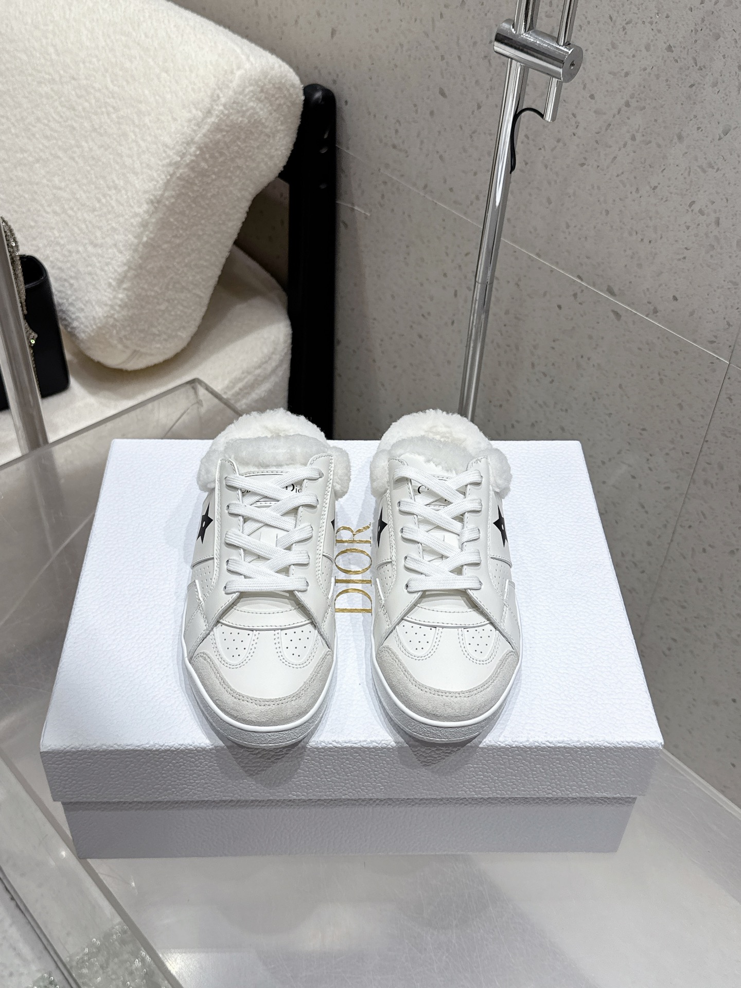 NO:576861,Top quality thin sole thick sole 350 Dior 2025 autumn and winter new thick sole wool half-drag. The half-drag is milky ~ it is simply a walking tool!  So soft and waxy, so convenient, you can just step downstairs and go out~ Very suitable for me who is lazy in winter. I am no longer afraid of the cold. Calfskin upper, wool lining Size: 35-41 (40 41 custom-made, non-refundable), half-slip fur shoes, dior, cowhide19860909顶级品质 薄底 厚底350 Dior 2025秋冬新款厚底羊毛半拖 奶里奶气的半拖～简直是遛弯神器！ 软糯糯的好方便,下楼踩着就出门了～ 非常适合冬天懒洋洋的我 再也不怕 io冷啦 小牛皮鞋面,羊毛内里 Size: 35-41 (40 41订做不退换）,半拖毛毛鞋,dior,cowhide,Women's Shoes