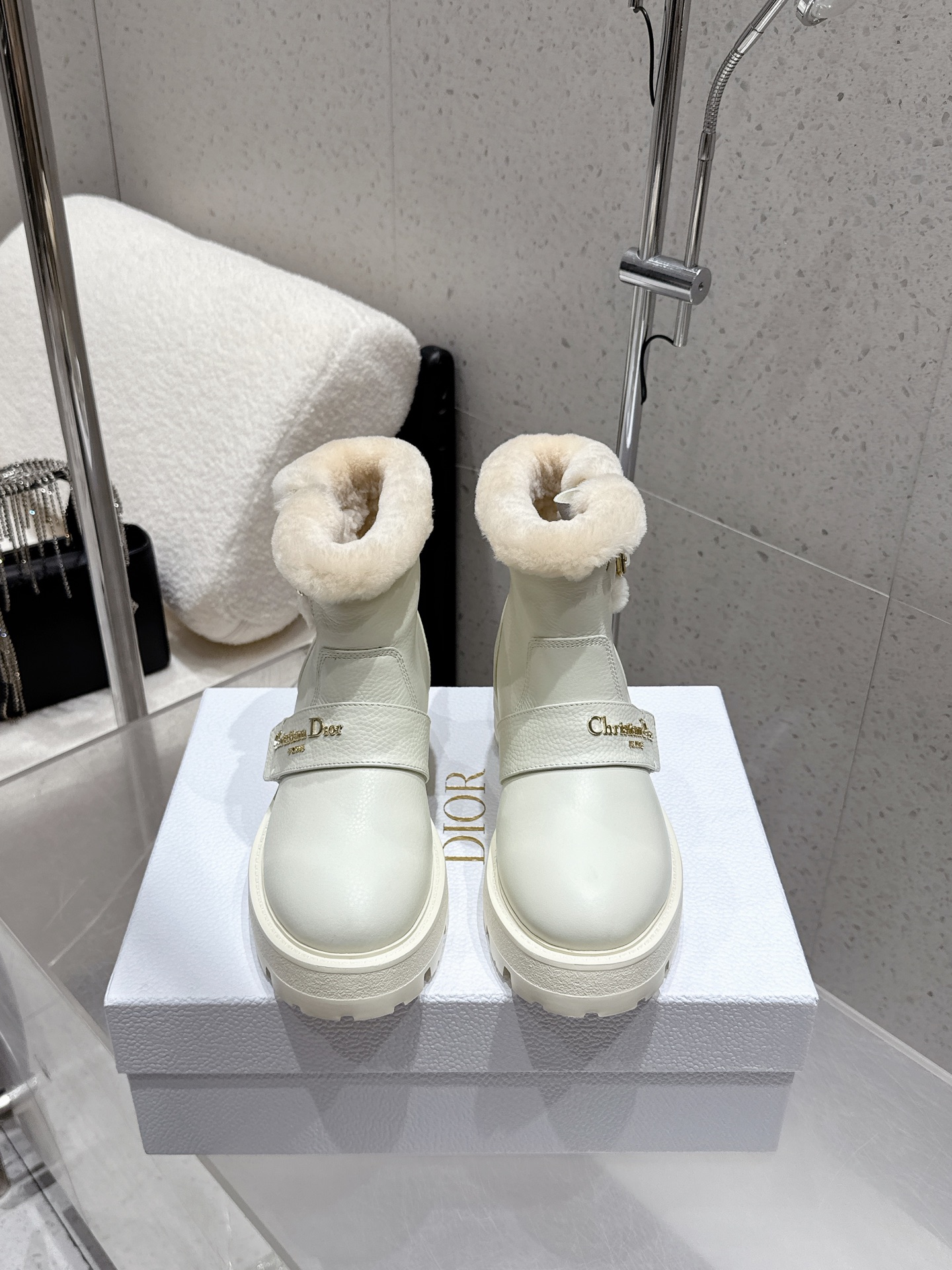 NO:576857,Top quality Dior Dior's new fall and winter Martin boots/wool short boots, D's classic boot style!  The upper is made of cowhide, the texture is great, and the lining is all fur!  Perfect combination of good looks and functionality. Super handsome on the feet. Comfortable and warm. Full of autumn and winter atmosphere. Materials and craftsmanship. Upper grained cowhide fabric. Lined with integrated fur. Wool lining. Original wear-resistant rubber outsole. Size35-41 (40 41 custom-made, non-refundable), boots, dior, dior, dior, boots, cowhide19860909顶级品质 Dior 迪奥秋冬新款马丁靴/羊毛短靴 D家经典的靴型！鞋面牛皮材质 质感超赞 内里皮毛一体！妥妥的颜值与功能性完美融合 上脚超级帅气 舒服 保暖 秋冬氛围感拉满 材质与工艺 鞋面粒面牛皮面料 里衬皮毛一体 羊毛内里 鞋底原版耐磨橡胶大底 Size35-41（40 41订做不退换）,靴子,dior,dior,dior,boots,cowhide,Women's Shoes