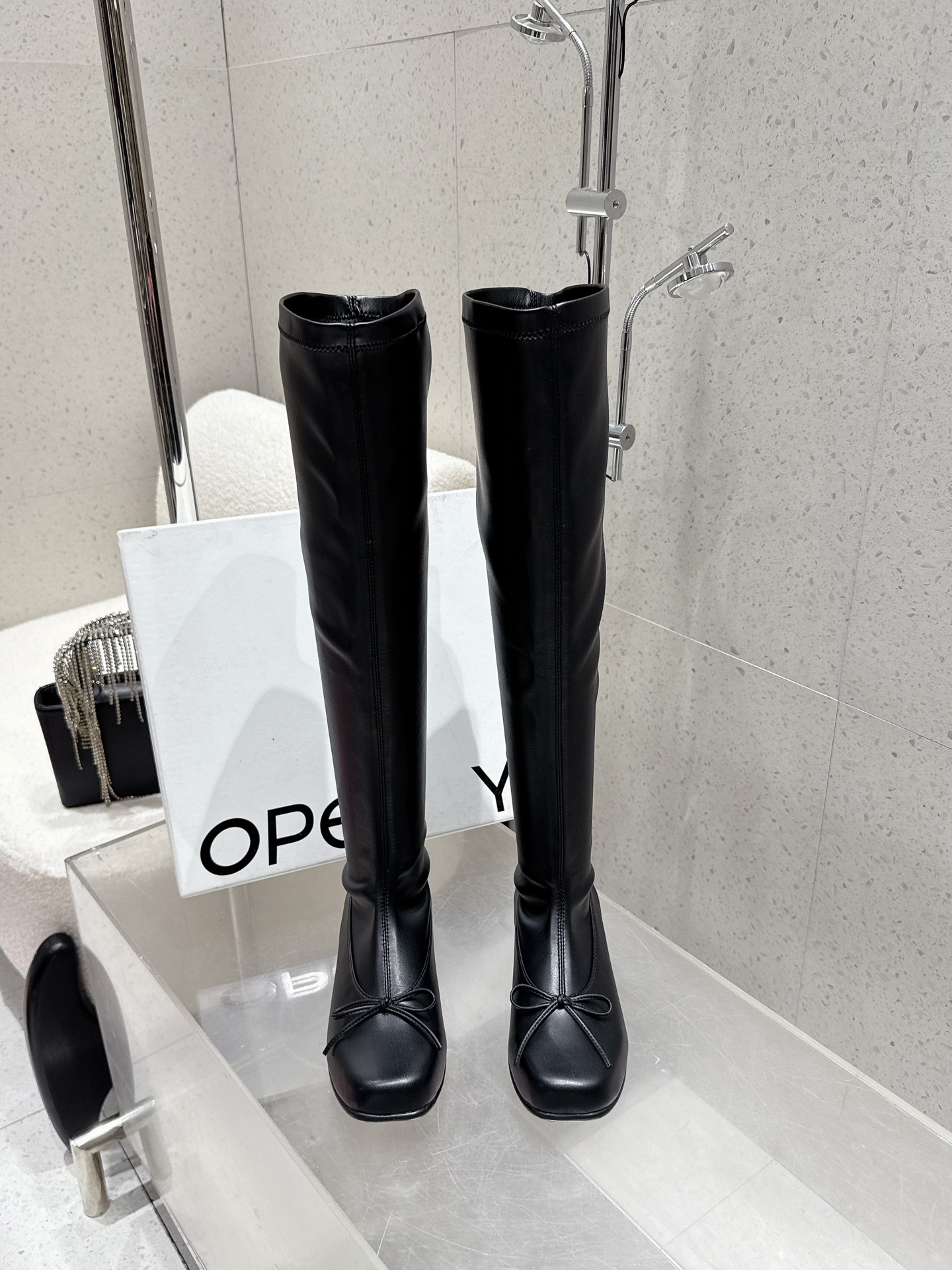 NO:592893,Purchasing agent OPEN YY 25ss new autumn and winter style Korean niche designer brand spring and summer catwalk boots and long boots. I fell in love with this shoe at first sight. It has a retro flavor and looks good with any combination! The whole shoe is very soft, easy to wear and does not rub your feet. Size #35-40 (40 orders are not returned or exchanged), boots, boots19860909代购级 OPEN YY 25ss 秋冬季新款 韩国小众设计师品牌春夏走秀款靴 长靴 第一眼看到这个鞋子就爱上了,带点复古味随意搭配都好看! 整个鞋子非常柔软,好穿不磨脚 Size#35-40（40订做不退换）,靴子,boots,Women's Shoes