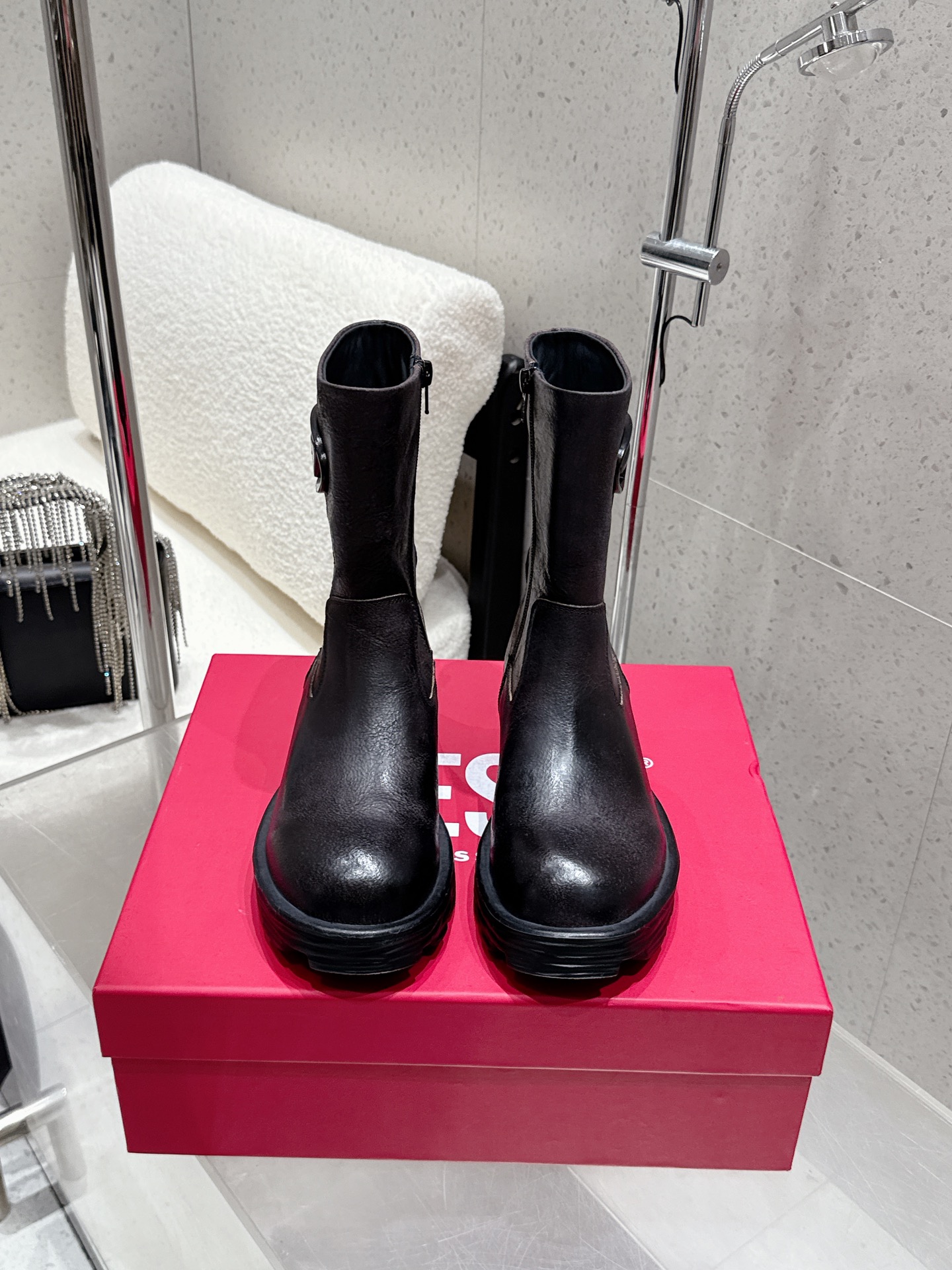 NO:592896,Top version DieseI niche trendy brand, round toe side zipper thick-soled short boots, fashionable height increase and versatile, fashionable must-have, calfskin upper, sheepskin lining, original customized outsole, size 35-41 (40 41 customized, non-refundable), boots, boots, cowhide, sheepskin19860909顶级版本 DieseI 小众潮牌 圆头侧拉链厚底短靴 上脚时尚增高百搭,时髦精必备 鞋面小牛皮 内里绵羊皮 鞋底原版定制大底 码数35-41（40 41定做不退换）,靴子,boots,cowhide,sheepskin,Women's Shoes