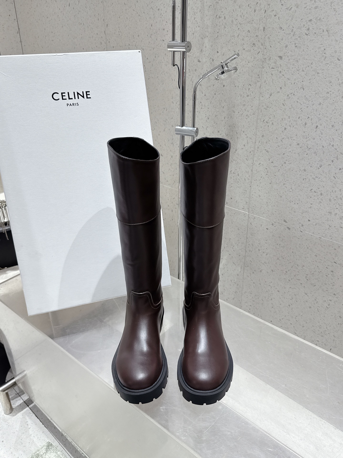 NO:592899,Short boots 350 Long boots Celine 25 winter latest Arc de Triomphe knight boots. High boots. Super handsome and super good-looking. The overall design and workmanship materials not only make it have a super texture, but also the wearing comfort is first-class. The classic square toe is paired with stiletto heels. It has a sexy temperament and the upper feet very modify the leg shape!  Upper cowhide, inner lining/foot-padding cowhide, outsole original rubber outsole, size 35~39 (40.41 custom-made, non-returnable), boots, celine, boots, cowhide19860909短靴350 长靴 celine 25冬最新款凯旋门骑士靴 高筒长靴 超帅气 超好看,整体设计和做工用料,不仅让它的质感超级棒,而且穿着舒适度也是一流的,经典斜方头搭配细高跟,气质性感 上脚非常修饰腿型！ 鞋面牛皮 内里/垫脚牛皮 大底原版橡胶大底 码数35～39（40.41订做不退换）,靴子,celine,boots,cowhide,Women's Shoes