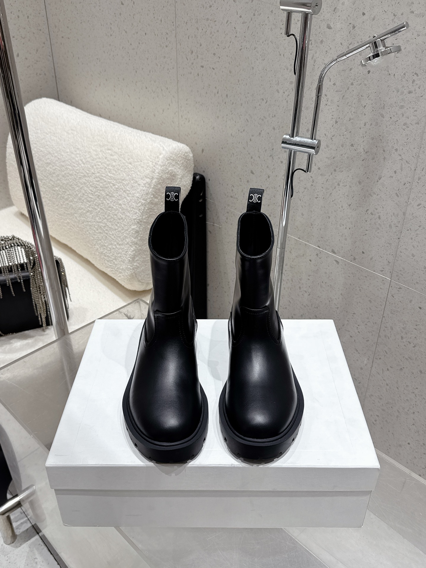 NO:592902,Short boots, boots 430 celine 25 winter latest Arc de Triomphe knight boots, tall boots, super handsome, super good-looking, the overall design and workmanship materials not only make it have a super texture, but also the wearing comfort is first-class, the classic square toe is paired with stiletto heels, the temperament is sexy, and the upper feet very modify the leg shape!  Upper cowhide, inner lining/foot-padding cowhide, outsole original rubber outsole, size 35~39 (40.41 custom-made, non-returnable), boots, celine, boots, cowhide19860909短靴 长靴430 celine 25冬最新款凯旋门骑士靴 高筒长靴 超帅气 超好看,整体设计和做工用料,不仅让它的质感超级棒,而且穿着舒适度也是一流的,经典斜方头搭配细高跟,气质性感 上脚非常修饰腿型！ 鞋面牛皮 内里/垫脚牛皮 大底原版橡胶大底 码数35～39（40.41订做不退换）,靴子,celine,boots,cowhide,Women's Shoes