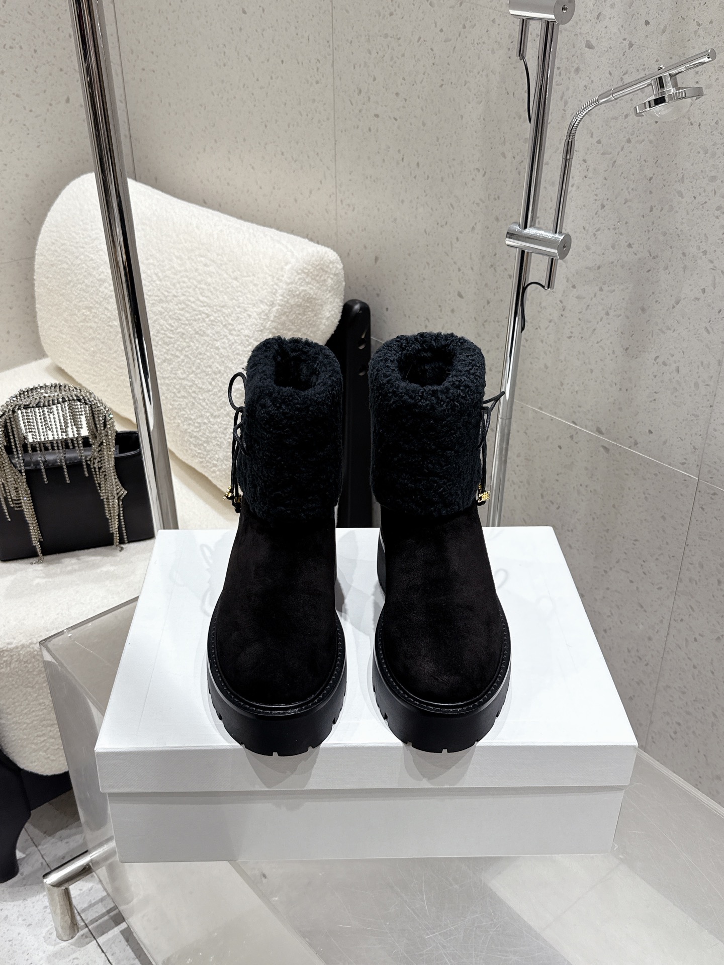 NO:592890,Celine Celine 2025ss latest furry short boots for autumn and winter, Lisa's same super hot retro Arc de Triomphe thick-soled lamb hair short boots Martin boots!  Low-key and simple design, suede design of the boot shaft, cute shape with a retro flavor, the upper foot is thin and light, and the 3.5cm higher sole makes walking easy and stress-free and not picky at all. It can be easily controlled no matter what it is paired with. The upper is made of cow suede + lamb hair, and the lining is imported wool~ Original rubber combination outsole, size 35-39 (40.41 custom-made, non-refundable), snow boots, celine, celine, boots19860909Celine 赛琳 2025ss秋冬最新款毛毛短靴,lisa同款超火复古凯旋门厚底羊羔毛短靴马丁靴！ 低调简约的设计,靴筒反毛口的设计,可爱的造型带点复古的味道,上脚显瘦轻便,而且3.5cm鞋底增高同时走路轻松无压力还一点都不挑人,无论搭配什么都可以轻松驾驭 鞋面采用牛反绒+羊羔毛 内里进口羊毛～ 原版橡胶组合大底 码数35-39（40.41订做不退换）,雪地靴,celine,celine,boots,Women's Shoes