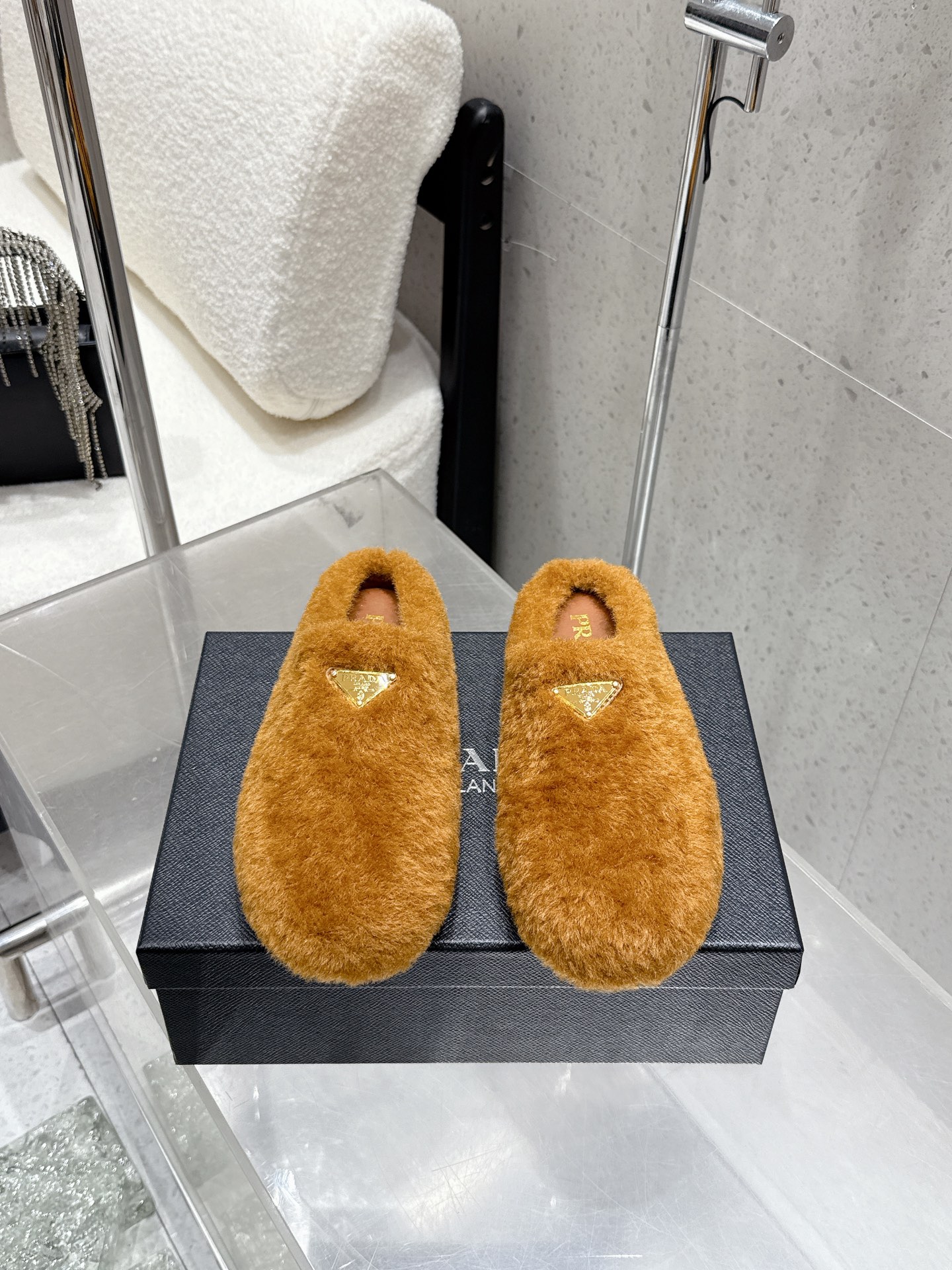 NO:592887,High version of Prada Prada half-slippers 2025ss new home half-wrap wool slippers and woolen shoes for autumn and winter are now available. The fashionable and generous design presents a classic silhouette. No matter where you face, the home court belongs only to you!  Fabric high-grade wool flocking, inner padding with sheep pattern, original hardware, 11 mold opening, outsole, original mold opening, TPU outsole, code number 35-39 (40 41 customized, non-returnable), semi-shoes, prada, prada, slippers19860909高版本 Prada 普拉达半拖 2025ss秋冬新款居家半包羊毛拖鞋毛毛鞋闪亮登场 时尚大方的设计呈现经典轮廓.不管面对任何场所 主场只属于你！ 面料高等级羊毛植毛 内里垫脚绵羊纹 五金原版五金11开模 大底原版开模TPU大底 码数35-39（40 41 订做不退换）,半拖毛毛鞋,prada,prada,slippers,Women's Shoes