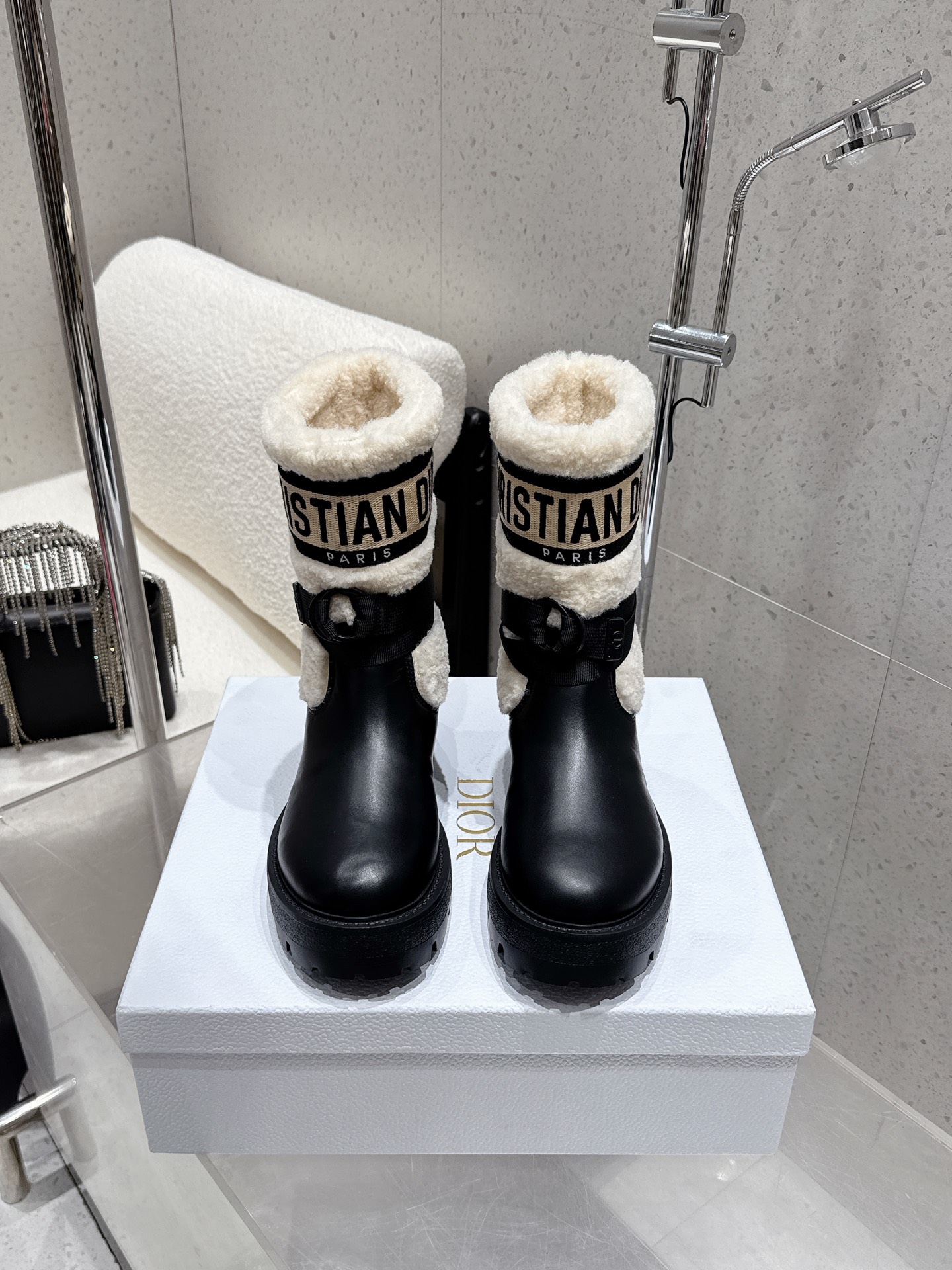 NO:592884,The top version of DIOR Dior's new wool short boots. The boot body is equipped with buckle straps, which not only improves practicality, but also adds tough details of workwear style to the whole; the thick sole design has both a heightening effect and a retro texture. This boot style is highly versatile and can be flexibly combined with clothing and accessories according to different style needs, easily adapting to various scenes such as daily outings, parties or light workplaces. Made of cowhide leather, wool lining, original molded outsole  size35-39 (40/41 size customization is not returnable), boots, dior, dior, boots, cowhide19860909顶级版本 DIOR 迪奥新款羊毛短靴 靴身配有搭扣式绑带,既提升实用性,又为整体增添工装风的硬朗细节；厚底设计则兼具增高效果与复古质感.这款靴款的百搭性较强,可根据不同风格需求,灵活组合服饰与配饰,轻松适配日常出街、派对或轻职场等多种场景. 牛皮材质 羊毛内里 原版开模大底 size35-39（40/41码定制不退换）,靴子,dior,dior,boots,cowhide,Women's Shoes