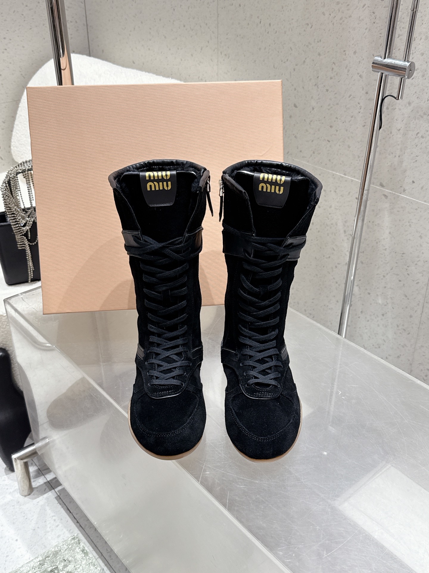 NO:592881,miumiu 2025 autumn and winter new style wool boots, Martin boots, retro, classic, simple, handsome and versatile ~ the shape of the shoes is super good, easy to wear, light and not bulky, full wool lining, super good-looking and warm, a must-have for winter, imported cow suede lining, wool lining, original open molded outsole, size women's 35-40 (40 custom-made), boots, miumiu, boots19860909miumiu缪缪 2025秋冬新款 羊毛靴 马丁靴 复古经典简约帅气百搭～鞋形超好 好穿到飞起 轻盈不笨重 全羊毛内里 超级好看又保暖 冬季必备款 面料进口牛反绒 内里羊毛内里 原版开模大底 码数女35-40（40定做）,靴子,miumiu,boots,Women's Shoes