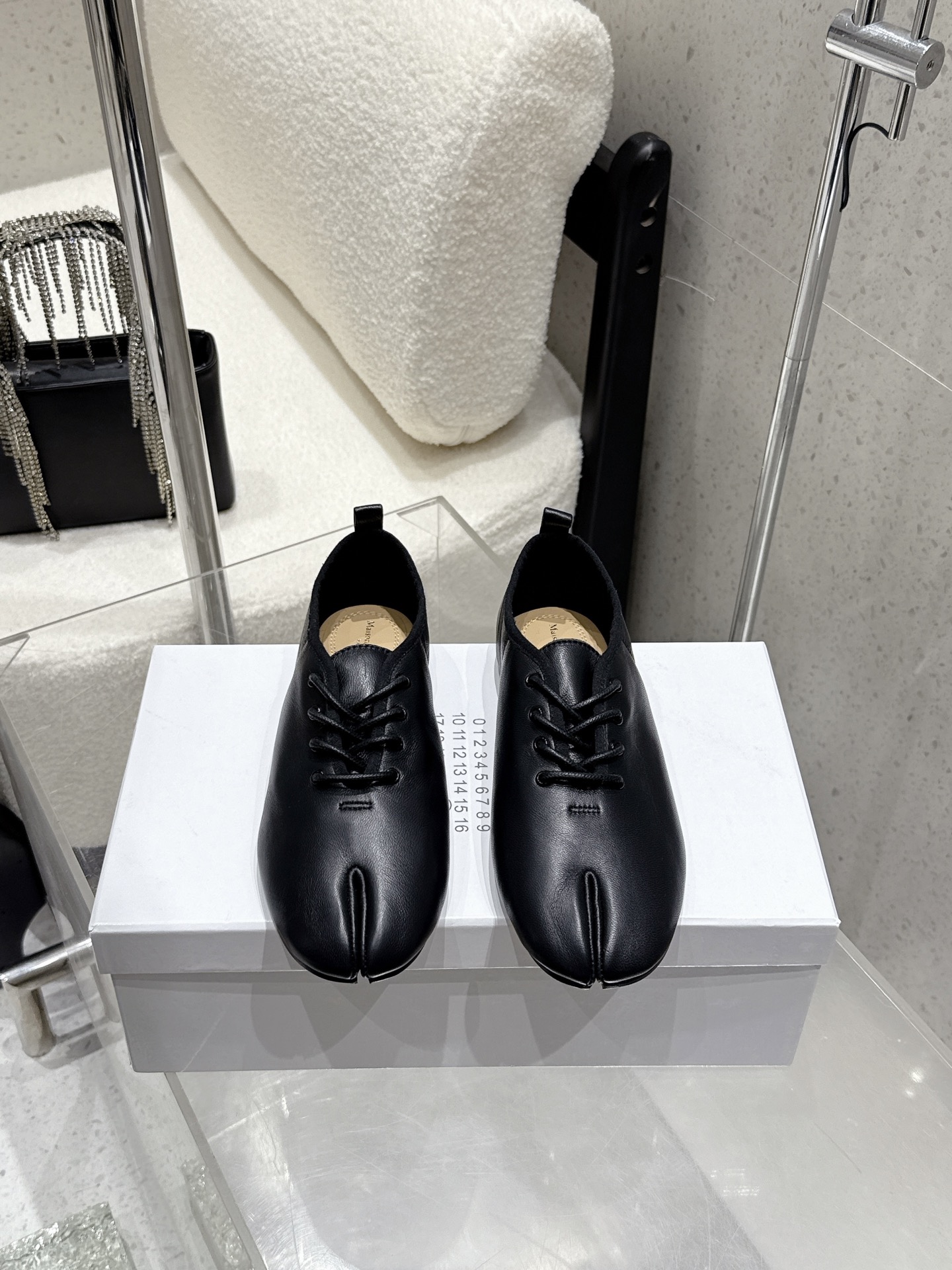 NO:612080,Maison Margiela mm6 classic split-toe flat shoes, small leather shoes. The toe is an iconic split-toe shape, with a lace-up style. It has a pioneering niche recognition, and the style is unique and non-contrasting. The upper is made of fine leather, and some styles have metallic luster or texture. The details are high-end; there is a brand logo inside the shoe, and the tone is unified.  It has both a minimalist and avant-garde feel. It can be worn with minimalist suits, retro, and niche designs, and is suitable for various styles such as avant-garde, lazy, and sophisticated. The flat shoe shape is comfortable on the feet; the shoe shape fits the foot shape and can be worn for daily commuting or leisure occasions. Upper cowhide/sheepskin Lining double-sided velvet Outsole Genuine leather outsole Increased by 2cm Size: 35-41 (40 41 customization is non-refundable), split-toe shoes, masion  margiela,masion margiela,flats,business suit,cowhide,sheepskin,Leather soles19860909Maison Margiela 马吉拉mm6经典分趾鞋平底单鞋 小皮鞋 鞋头是标志性分趾造型,搭配系带款式,自带先锋小众的辨识度,风格独特不撞款.鞋面是细腻皮革,部分款式有金属光泽或纹理质感,细节处显高级；鞋内有品牌标识,调性统一. 兼具极简与先锋感,能搭极简风西装、复古、小众设计感,适配先锋、慵懒、轻熟等多种风格.平底鞋型,脚感舒适；鞋型贴合脚型,日常通勤或休闲场合都能穿. 鞋面牛皮/羊皮 内里双面绒 大底真皮大底 增高2cm size :35-41码（40 41 定制不退换）,分趾鞋,masion margiela,masion margiela,flats,business suit,cowhide,sheepskin,Leather soles,Women's Shoes