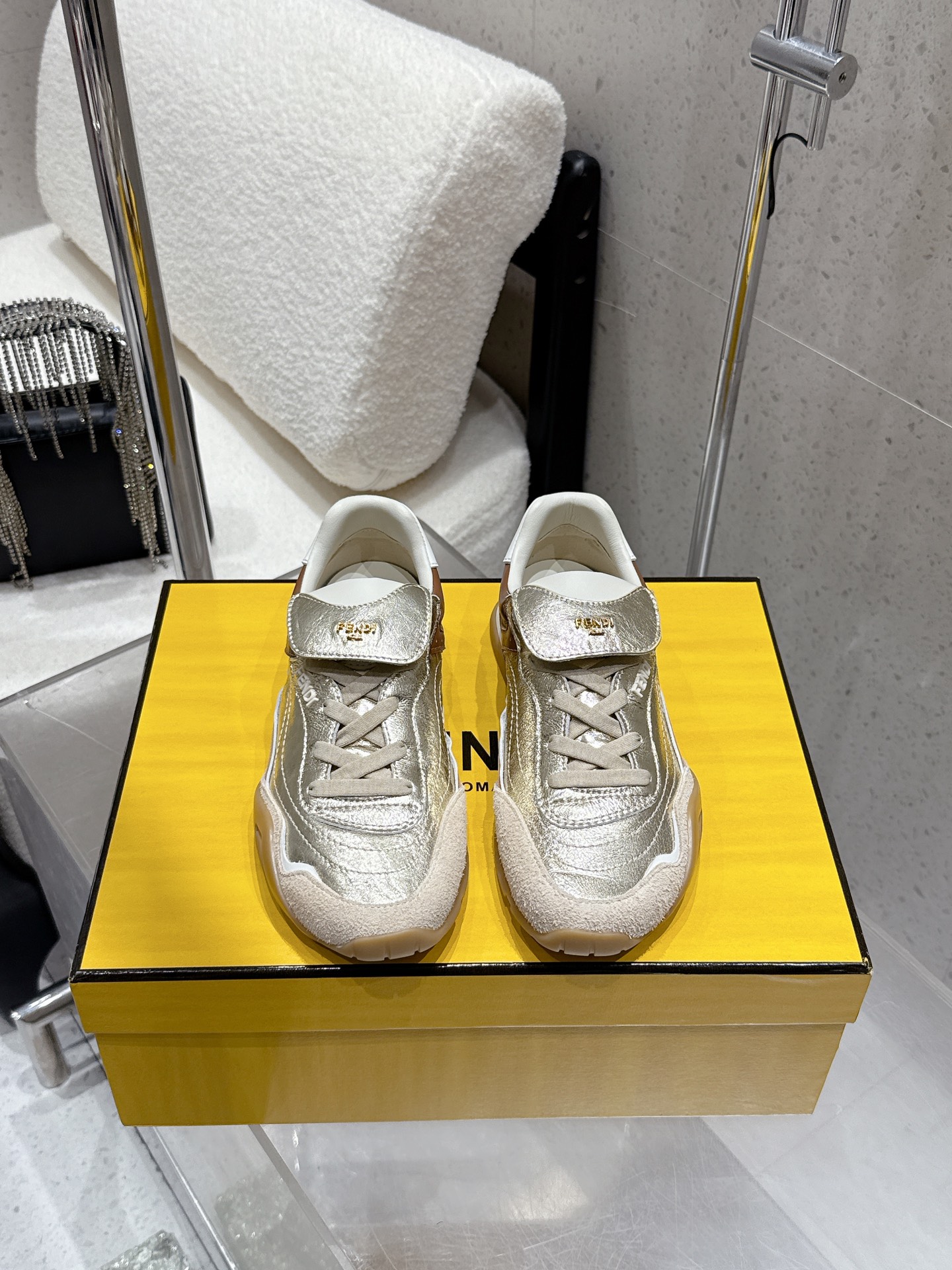 NO:612075,Fendi Fendi's latest retro Forrest Gump shoes, Dexun sneakers, made of high-grade suede leather, inspired by retro, a new interpretation of classics, lightweight, comfortable and breathable essential items for all seasons. Whether it is paired with jeans or a skirt, there is no pressure to switch styles! The foot feels very good, suitable for long-term wear, even when shopping, you will not feel tired. Material: cowhide/cow leather, inner sheepskin Outsole: TPU outsole Size #35-41 (40 41  Customized), casual shoes/sports shoes, fendi, fendi, sneakers, skirts, jeans, cowhide, sheepskin19860909Fendi 芬迪最新款 复古阿甘鞋 德训运动鞋 高级绒面皮面拼接打造,灵感来自复古,全新演绎经典,轻便、舒适、透气的四季必备单品 无论是搭配牛仔裤还是裙子,风格切换毫 无压力!脚感非常好 适合长时间穿着,即便是逛街也不会觉得累 材质牛皮/牛猄皮 内里羊皮 大底:TPU大底 Size#35-41（40 41 定做）,休闲鞋/运动鞋,fendi,fendi,sneakers,skirts,jeans,cowhide,sheepskin,Women's Shoes