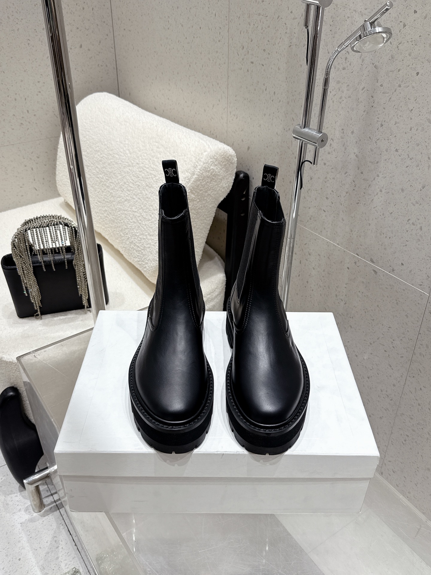 NO:612070,Celine Celine Autumn and winter popular short boots Martin boots. The most popular Martin boots of the year. A perfect item for slimming and heightening. Original purchase and development. All details are correct. Imported cowhide surface. Cowhide lining. Original outsole. Size: 35-42 (40, 41, 42, custom-made, non-refundable), boots, celine, celine, boots, cowhide19860909Celine 赛琳 秋冬爆款短靴 马丁靴 年度人手一双的马丁靴 显瘦增高满分单品 原版购入开发 所有细节无差 进口牛皮面 牛皮内里 原版大底 码数35-42（40 41 42定做不退换）,靴子,celine,celine,boots,cowhide,Women's Shoes