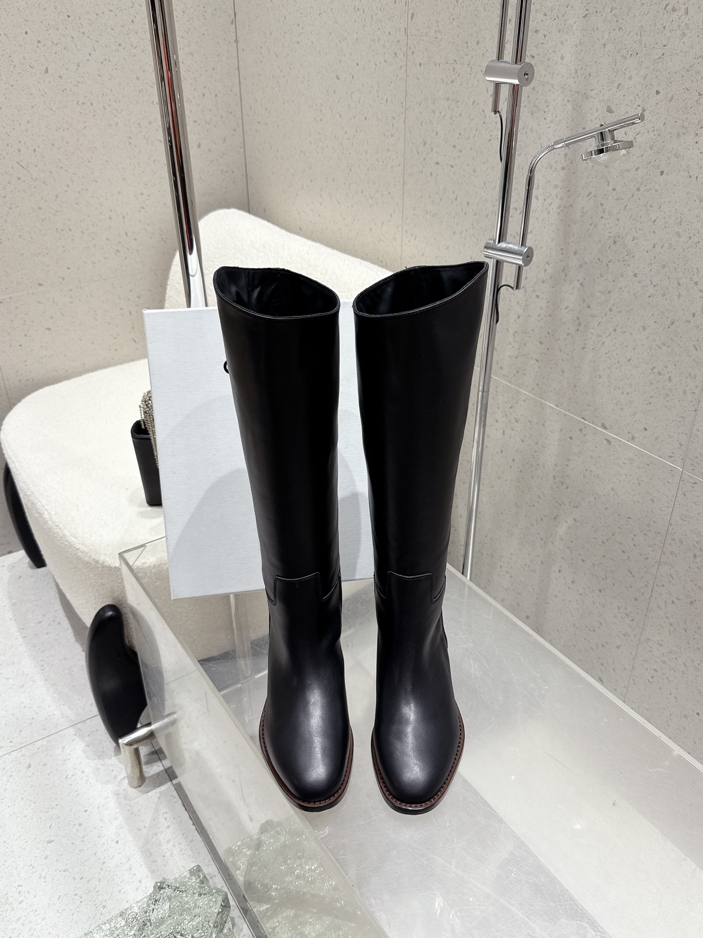 NO:615549,Celine's latest Arc de Triomphe knight boots, tall boots, are super handsome and good-looking. The overall design and workmanship materials not only make it feel super great, but also have first-class wearing comfort. The classic square toe is paired with stiletto heels, which has a sexy temperament. The upper toe is very flattering to the leg shape!  Upper cowhide, lining/foot-padding cowhide, outsole imported genuine leather outsole, size 35~39 (40.41 custom-made, non-returnable), boots, celine, boots, cowhide, Leather soles19860909celine 最新款凯旋门骑士靴 高筒长靴 超帅气 超好看,整体设计和做工用料,不仅让它的质感超级棒,而且穿着舒适度也是一流的,经典斜方头搭配细高跟,气质性感 上脚非常修饰腿型！ 鞋面牛皮 内里/垫脚牛皮 大底进口真皮大底 码数35～39（40.41订做不退换）,靴子,celine,boots,cowhide,Leather soles,Women's Shoes