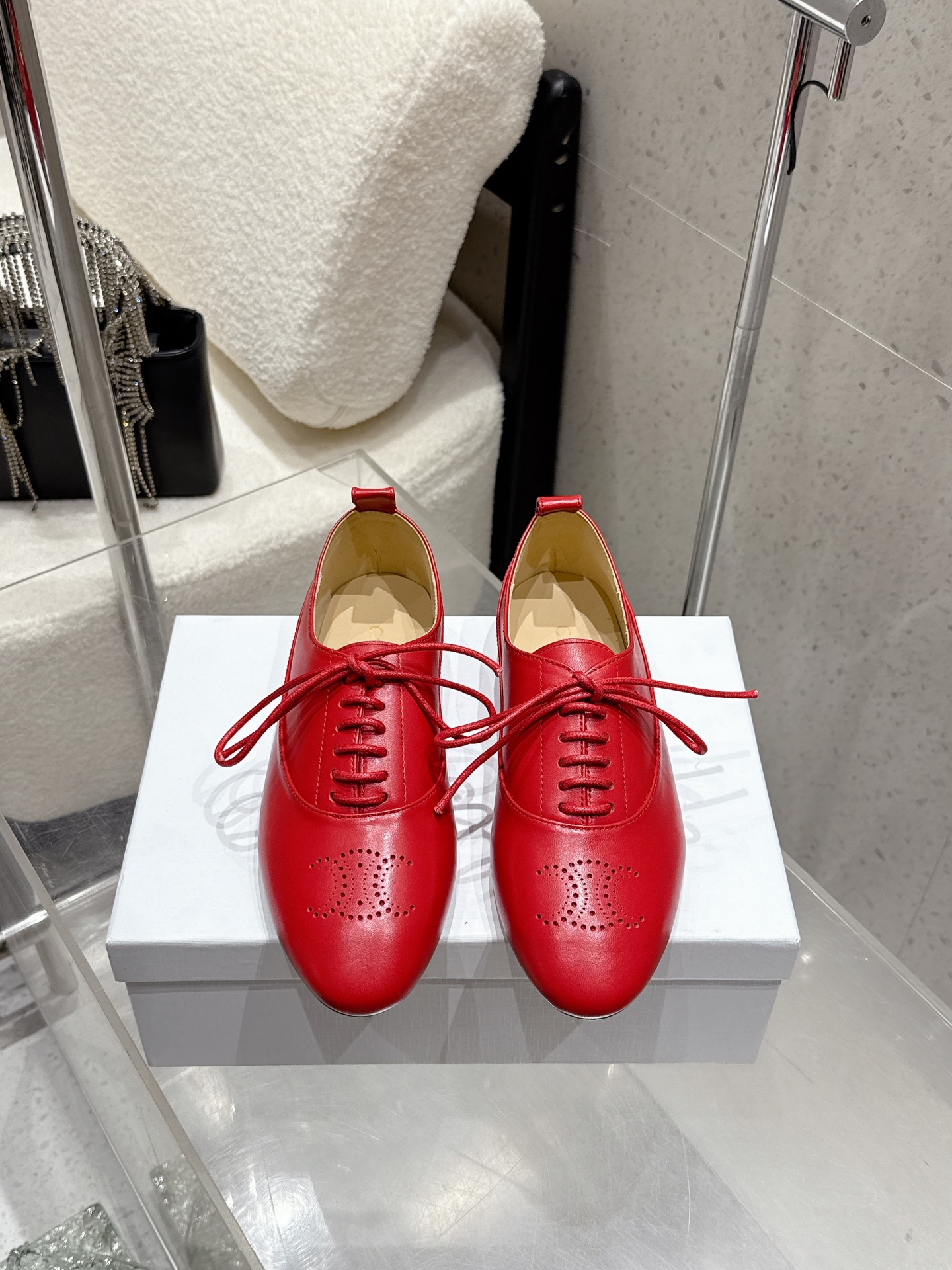 NO:615546,Celine Celine 25ss new autumn and winter model Arc de Triomphe lace-up flat shoes small leather shoes classic Arc de Triomphe logo LOGO combined with the classic style of the 70s, retro and casual yet youthful and fashionable ~ very versatile for daily wear ~ light and breathable on the feet ~ fashionable and stylish to go out casually ~ very good-looking. The upper is made of original imported soft patent leather hybrid sheepskin, the lining is sheepskin, and the sole is an original custom-made genuine leather outsole imported from Italy.  Size 35-39 (40.41 customized, non-refundable), single shoes, celine, celine, sheepskin, Leather soles19860909Celine 赛琳 25ss秋冬新款 凯旋门 系带平底单鞋 小皮鞋 经典凯旋门标志LOGO再融合70年代经典款式 复古休闲又不乏青春洋气～ 日常穿着非常百搭 上脚轻便透气～时髦洋气 随性出门～巨好看 鞋面采用原版进口软漆皮混种羊皮 内里垫脚羊皮 鞋底原版定制意大利进口真皮大底 码数35-39（40.41定做不退换）,单鞋,celine,celine,sheepskin,Leather soles,Women's Shoes