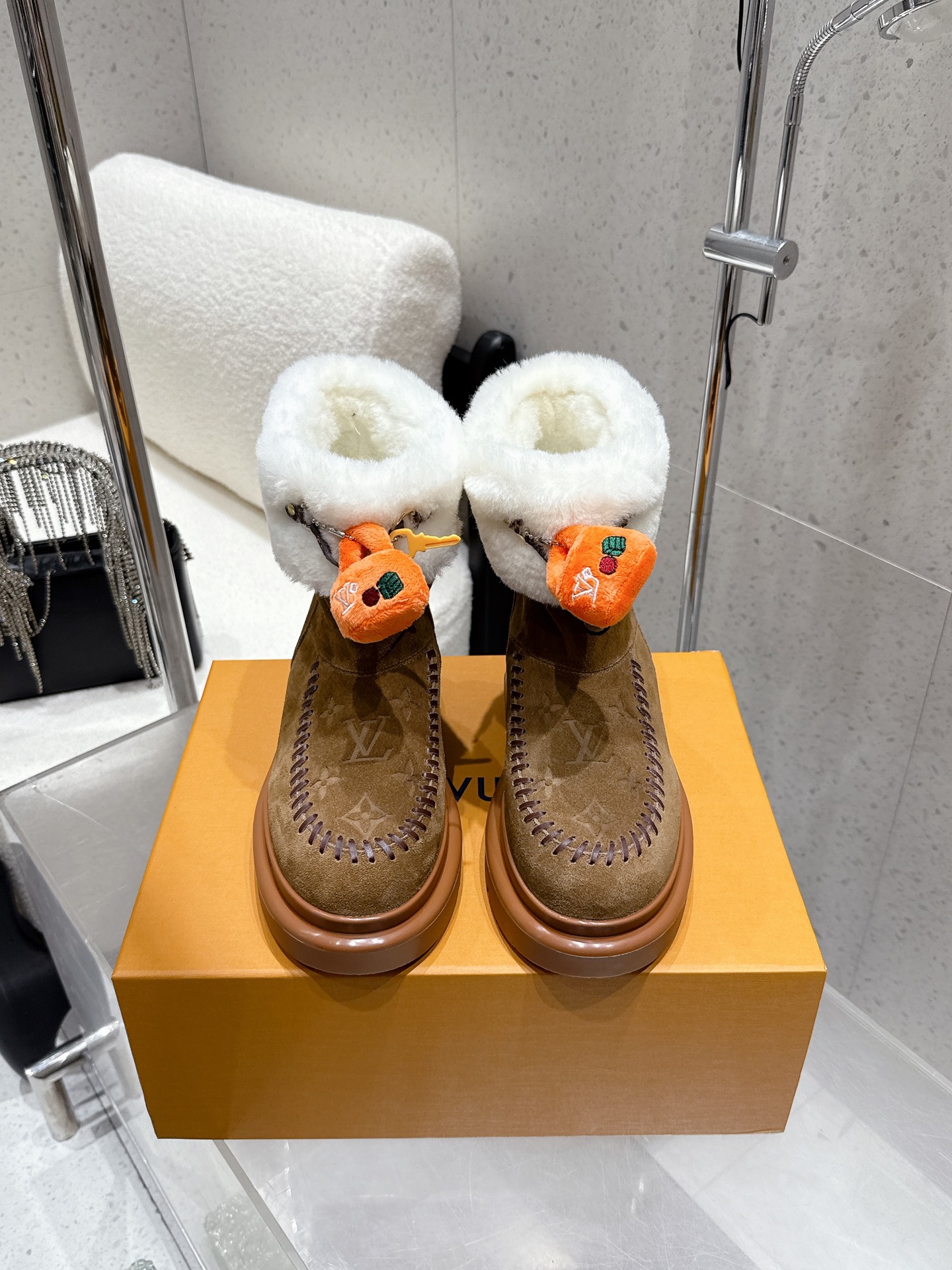 NO:615540,Snow boots 25Ss new autumn and winter Louis vuiteeon LV letter embossed key thick-soled fur shoes half-drag snow boots combine fashionable and desirable elements!  The upper is hand-sewn with leather strips, highlighting the charm of handmade work. The inner lining is made of one piece of fur, so it doesn’t feel too comfortable to wear. It looks great if you wear it with one!  Colorado suede cow leather has a velvet texture and is paired with a soft and warm shearling lining. The LV letter stitching on the upper and the inscribed buckle on the adjustable shoelaces enrich the brand details. The lightweight micro outsole completes the trendy style. The sole is made of foam material and feels light and comfortable on the feet!  Perfect work for autumn and winter!  High mercerized cow suede upper, wool lining, original molded rubber outsole, heel height 5cm, size 35-39 (40.41 custom-made, non-returnable), half-slide snow boots, louis vuitton, louis vuitton, boots, cowhide19860909雪地靴 25Ss秋冬新款Louis vuiteeon LV 字母压花钥匙厚底毛毛鞋 半拖 雪地靴 把时髦想要的元素融为一体！ 鞋面用皮条纯手工缝制,彰显手工作品的魅力 内里皮毛一体材质,穿起来不要太舒服呀、配个穿、好看死了！ Colorado 绒面牛皮革呈现丝绒质感,搭配柔暖羊毛皮内衬.鞋面的LV字母缝线和可调节鞋带的铭纹搭扣共同丰富品牌细节,轻盈微型外底完善潮流格调. 鞋底发泡材质的,脚感轻盈舒适！ 秋冬满分 作品！ 鞋面高丝光牛反绒 内里垫脚羊毛 鞋底原版开模橡胶大底 跟高5cm 码数35-39（40.41定做不退换）,半拖雪地靴,louis vuitton,louis vuitton,boots,cowhide,Women's Shoes